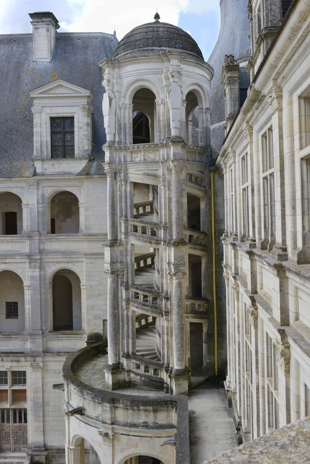 Chateau De Chambord dobbelt helix trappe af Leonardo Da Vinci Wallpaper