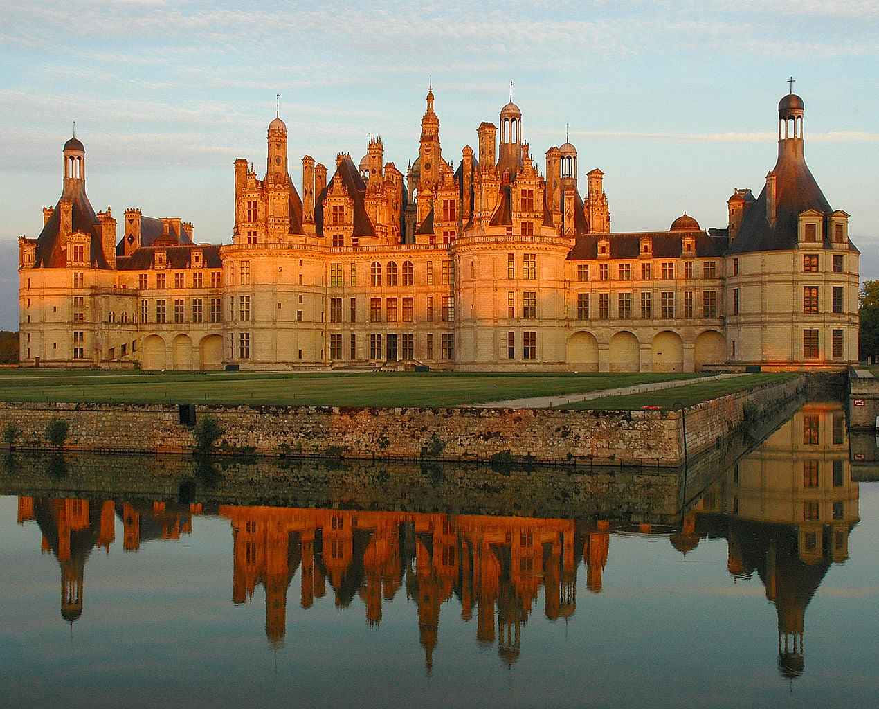 Fotografiado Pôr Do Sol Do Château De Chambord. Papel de Parede