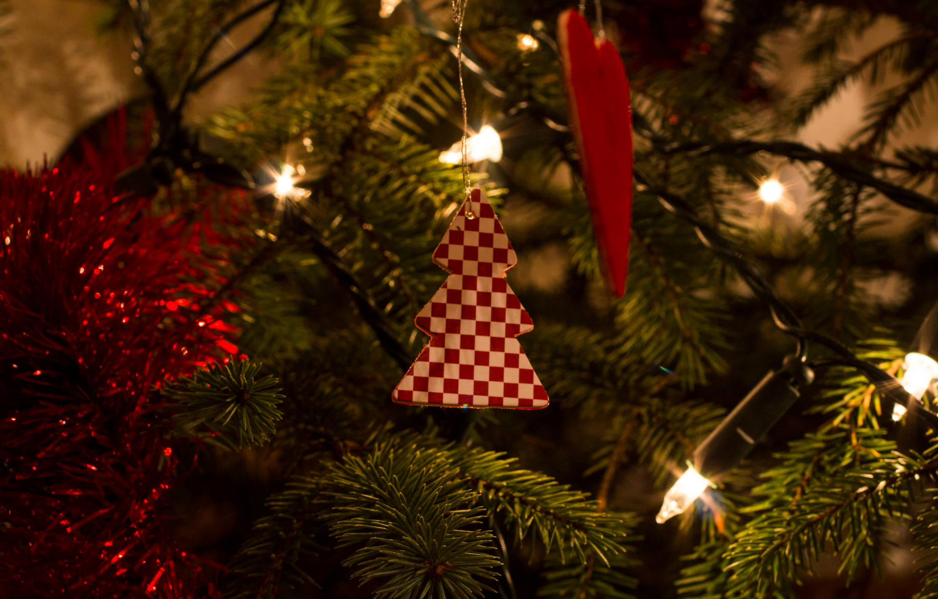 Chic Checkered Christmas Tree Ornament Wallpaper