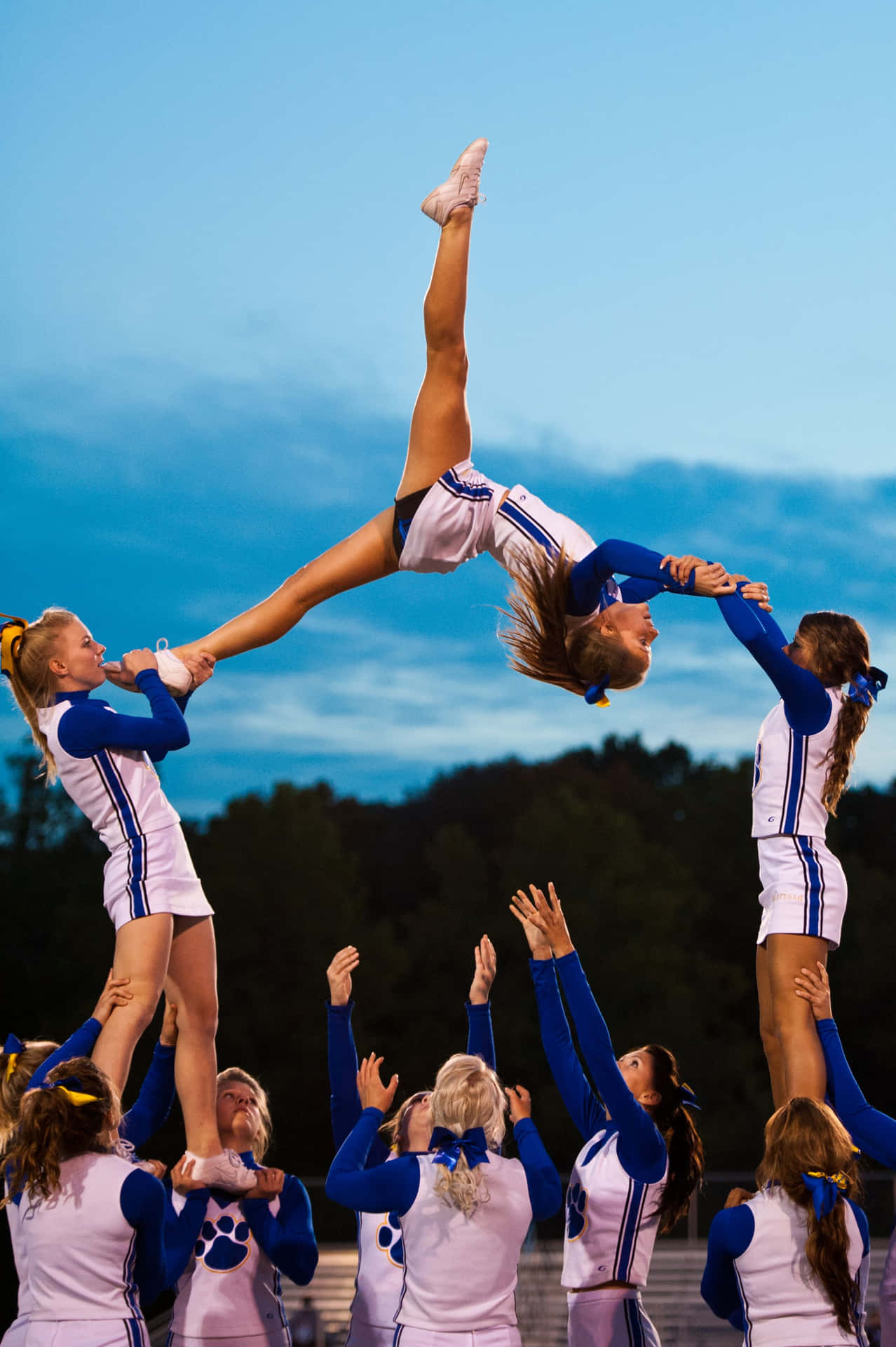 Cheerleaderssom Utför Stunt-bild