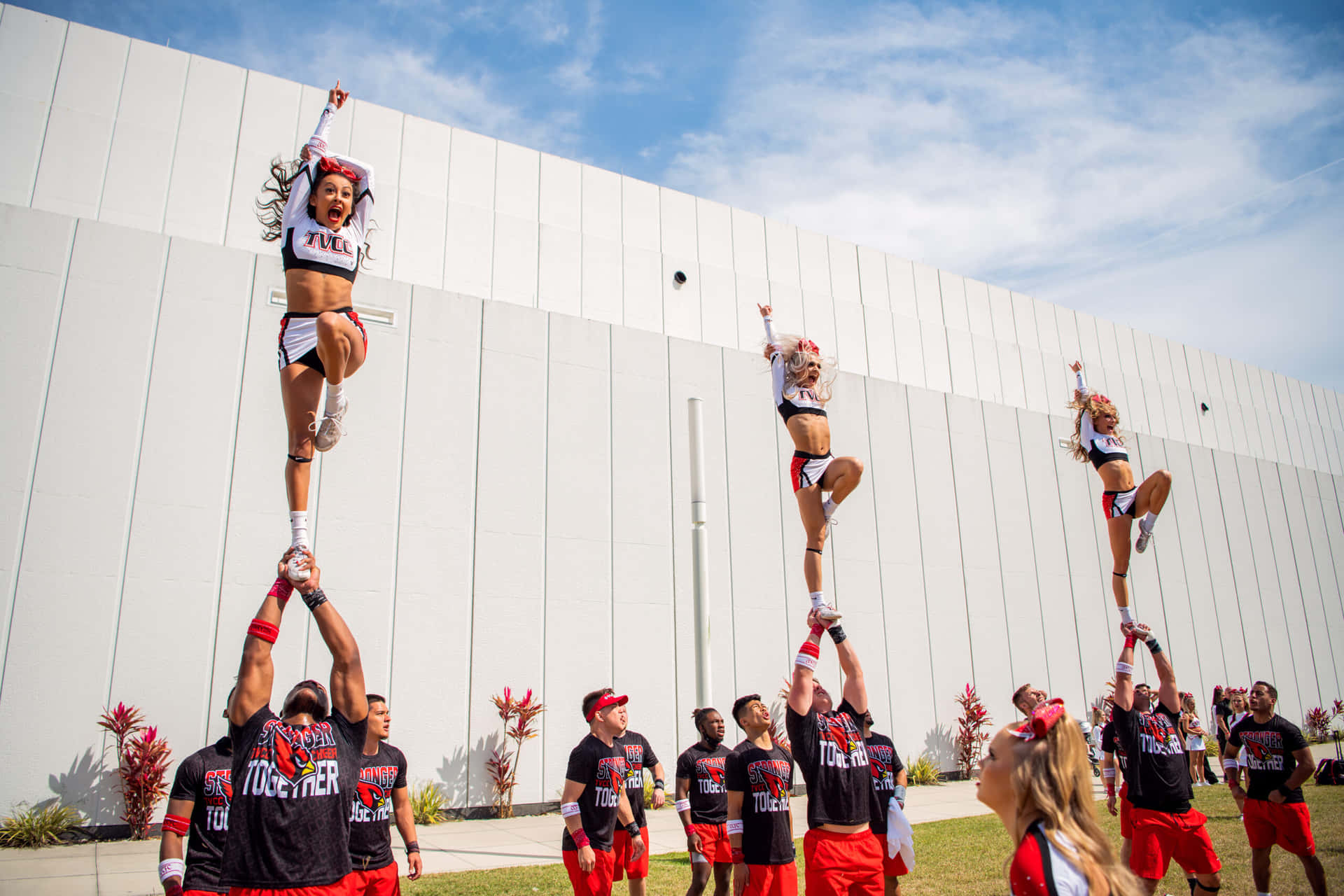 Squadradi Cheerleaders Che Si Unisce Per Una Performance Ad Alta Energia