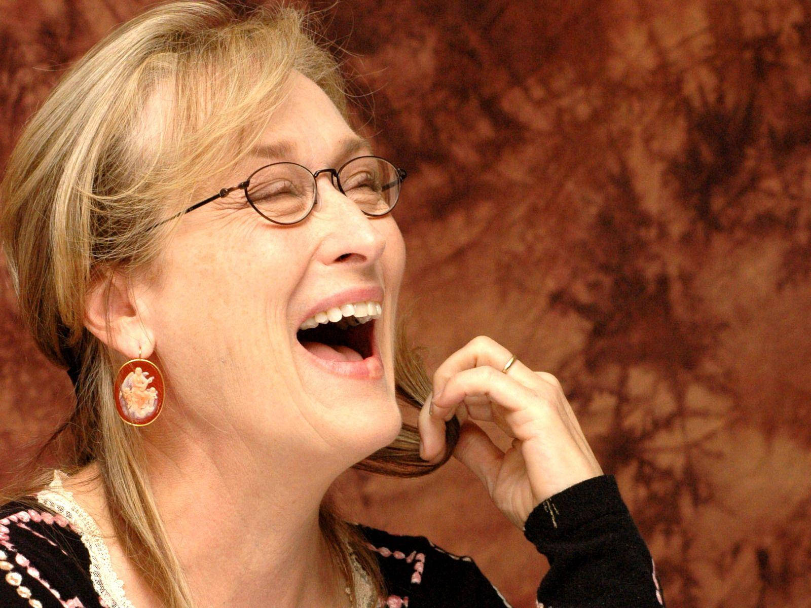 Cheerful Look Of Meryl Streep Wallpaper