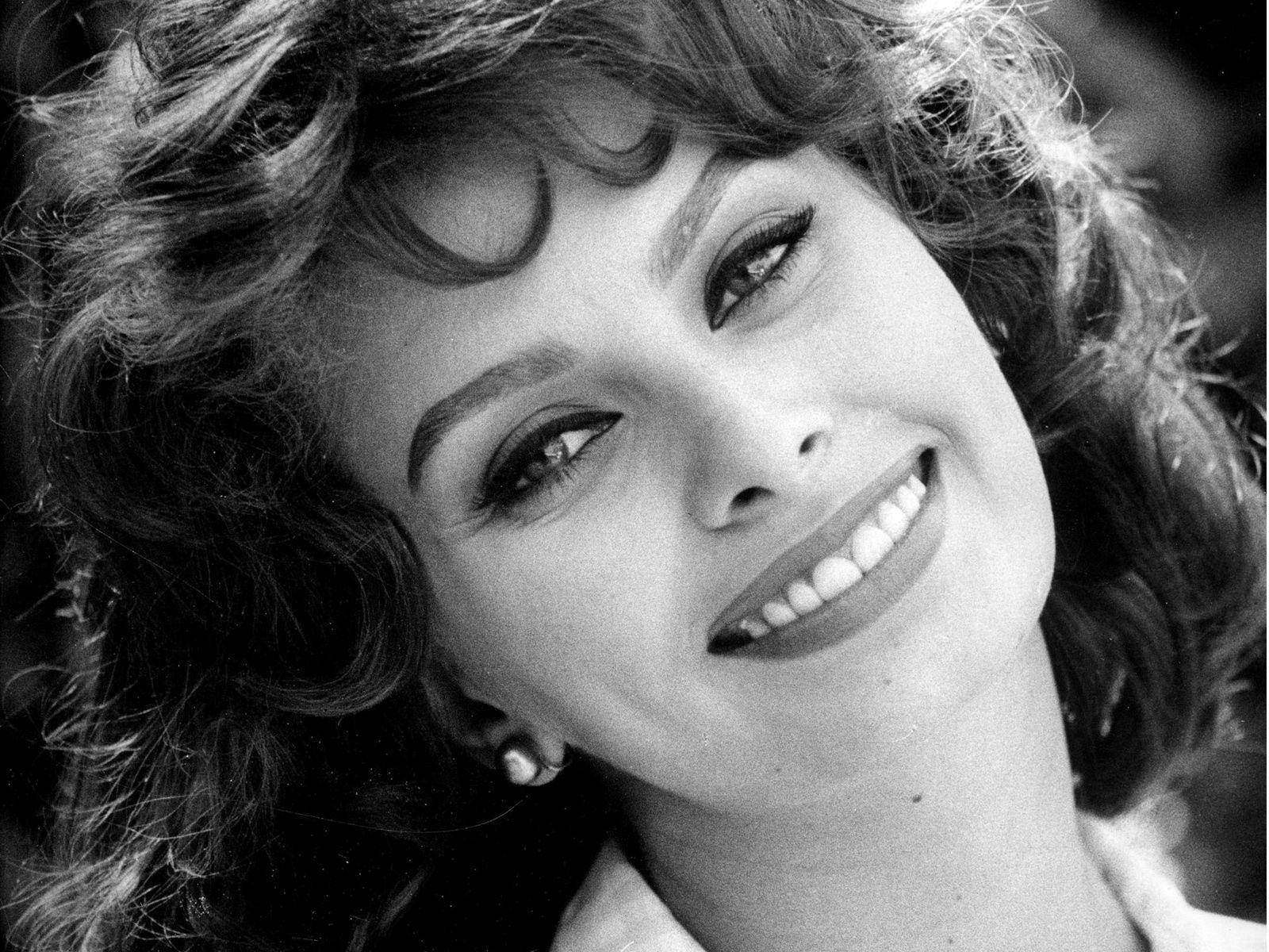 Cheerful Sophia Loren Wallpaper