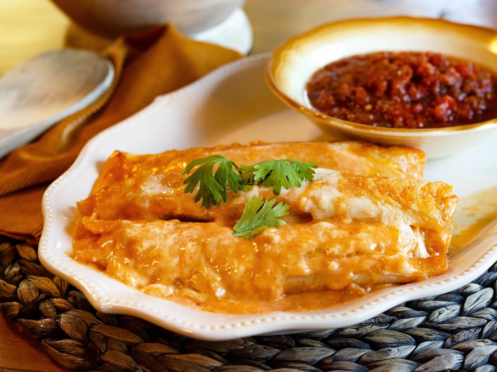 Cheesy Enchiladas tallerknap med en salsa skål Wallpaper
