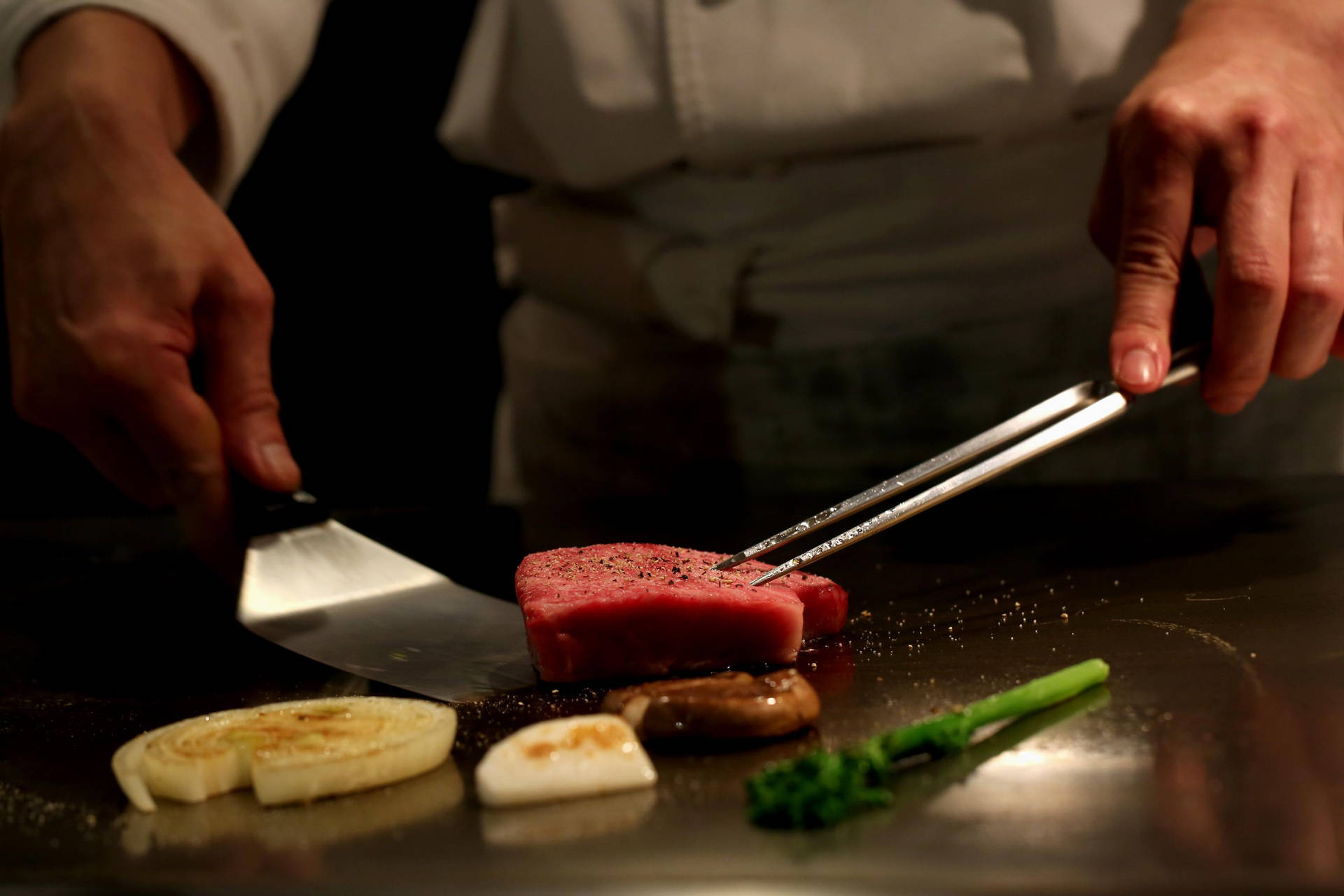 Cocineropreparando Carne De Kobe Fresca. Fondo de pantalla