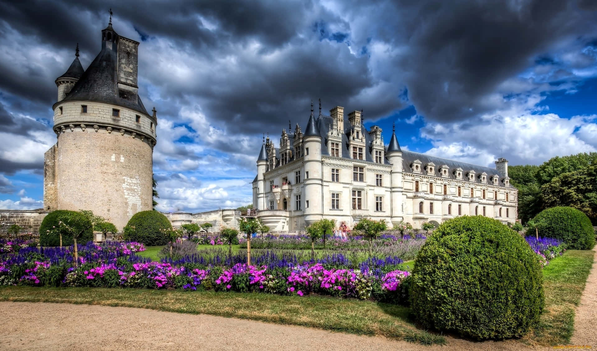 Chenonceau Garden Under Gray Sky Picture
