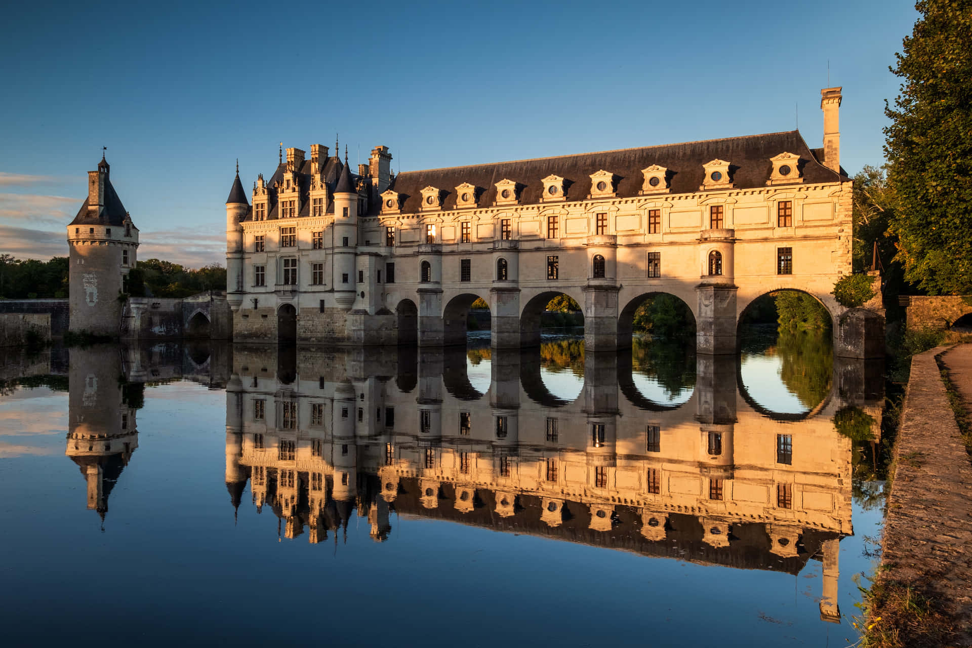 Chenonceau Gold Light And Shadows Picture