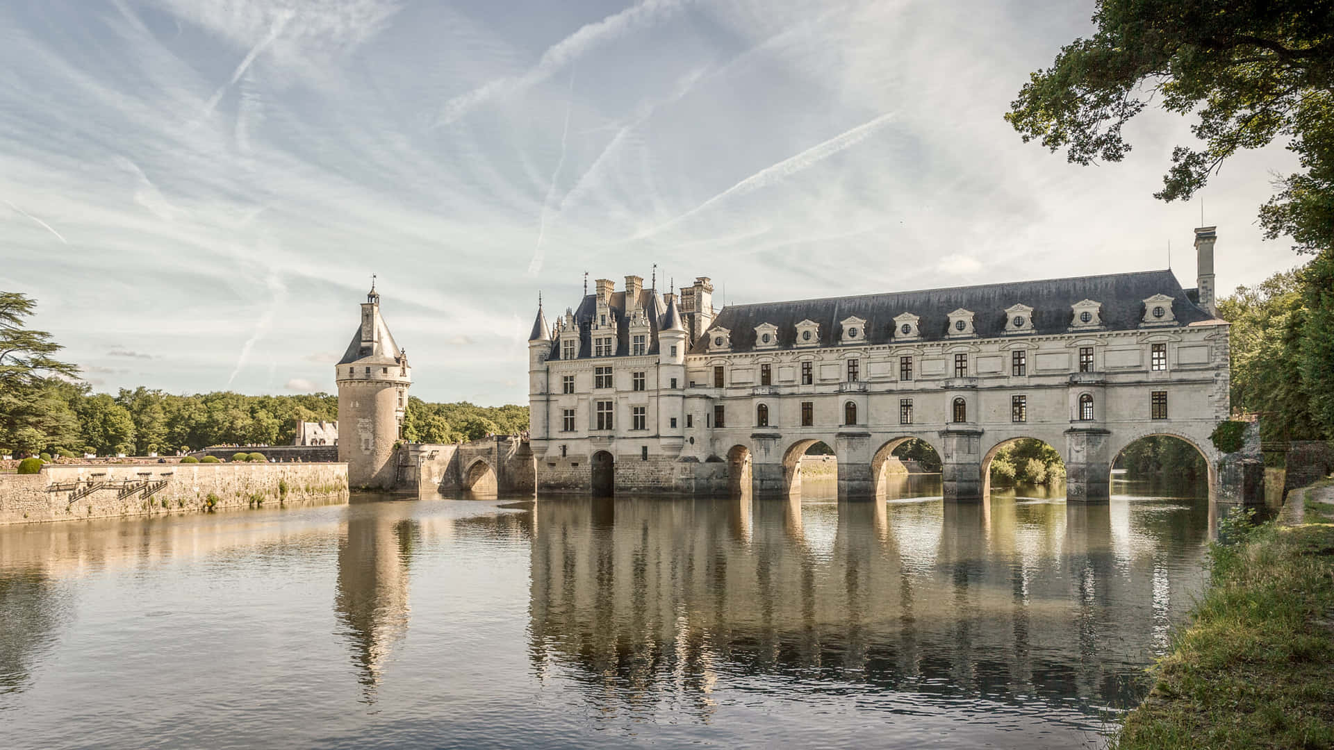 Chenonceau Streaked Sky Wallpaper