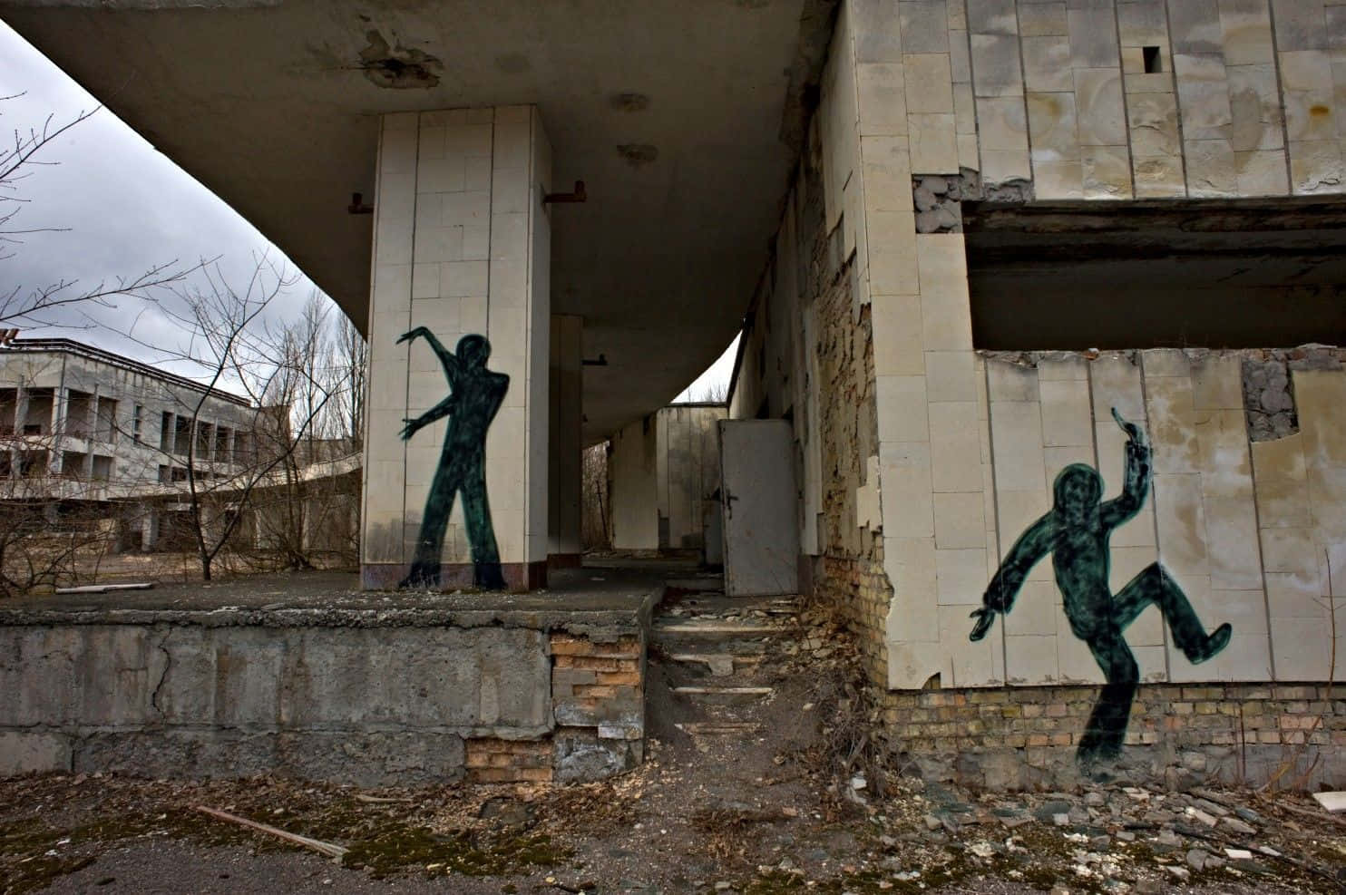 Eingebäude Mit Graffiti Darauf Und Ein Mann Auf Einer Leiter