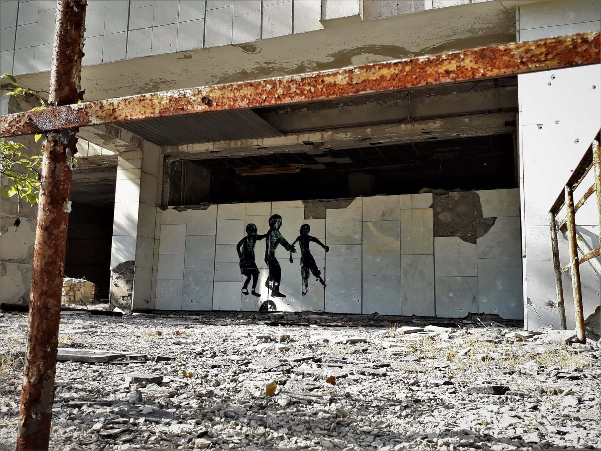 Eingraffiti-künstler Malt Ein Wandgemälde An Einem Gebäude.