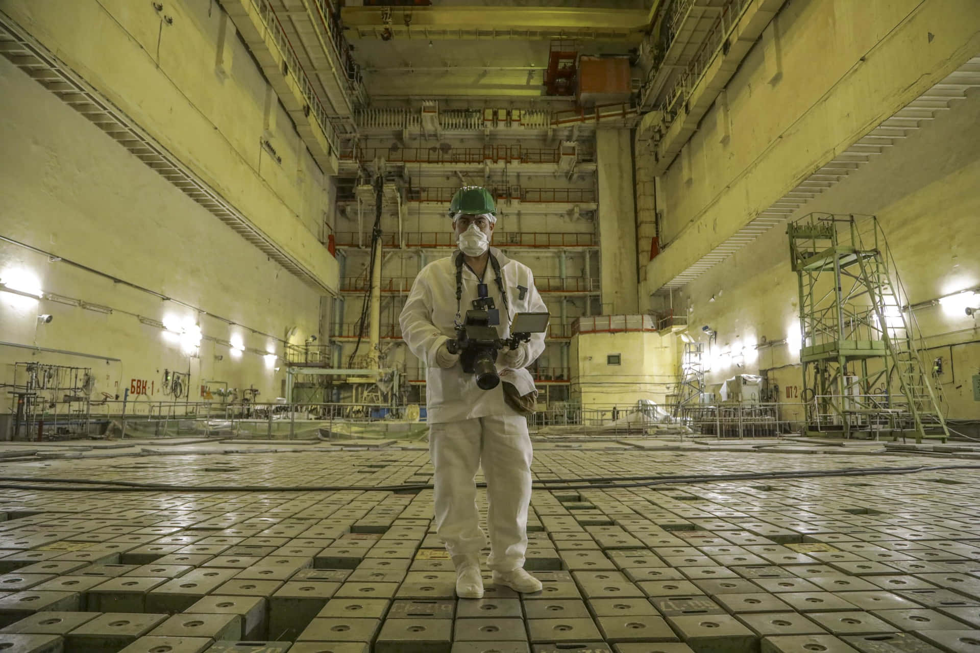 Einmann In Schutzanzug Steht In Einem Atomkraftwerk.