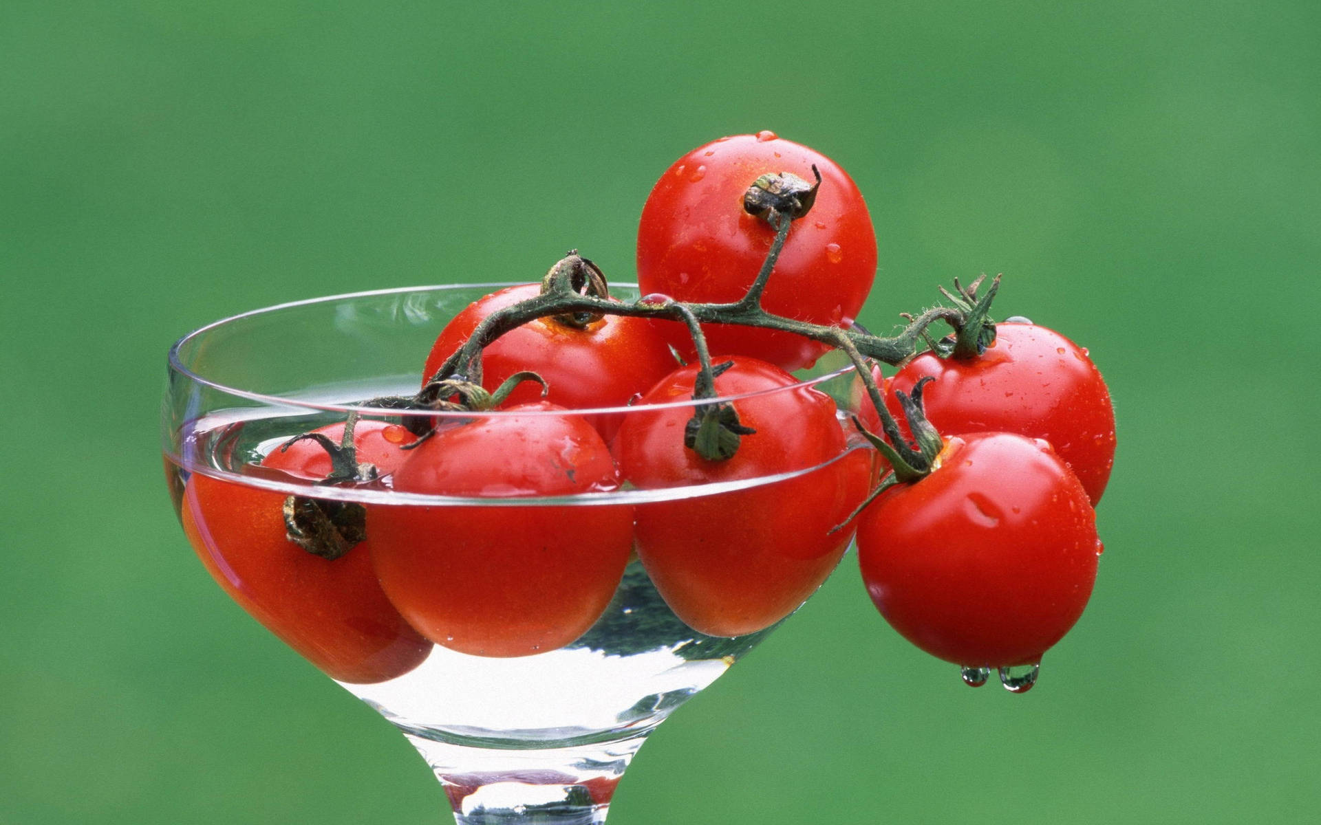 Frutasde Tomate Cereza En Copa De Vidrio Fondo de pantalla