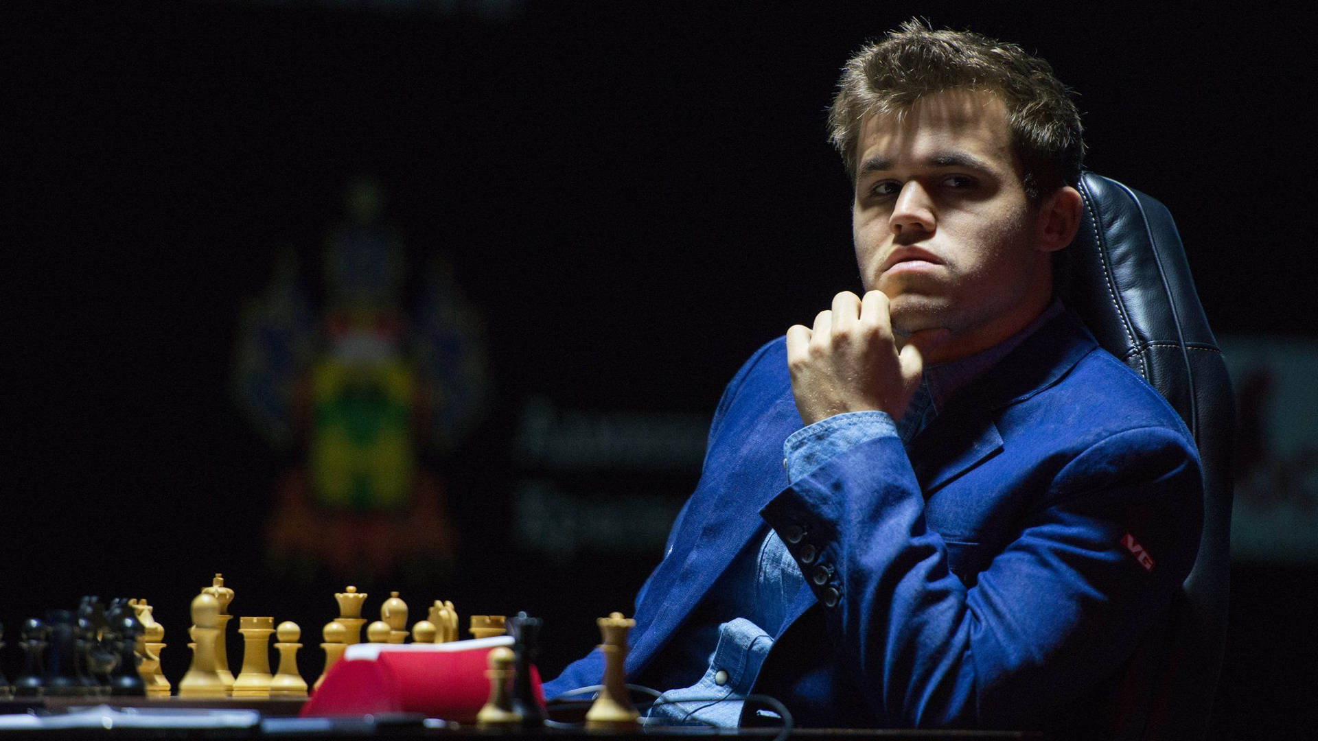 Chefsmester i skak Magnus Carlsen øverst på bjergsiderne. Wallpaper