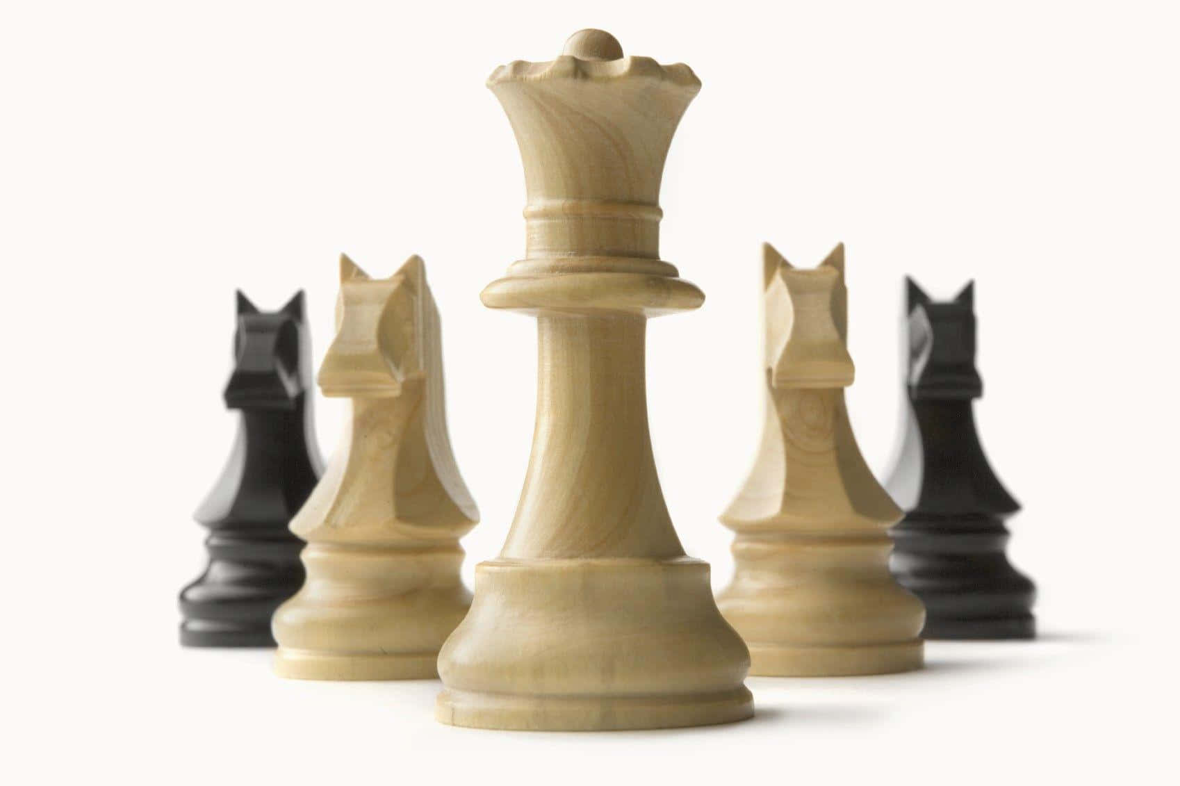 Schachfigurenin Einer Reihe Auf Weißem Hintergrund