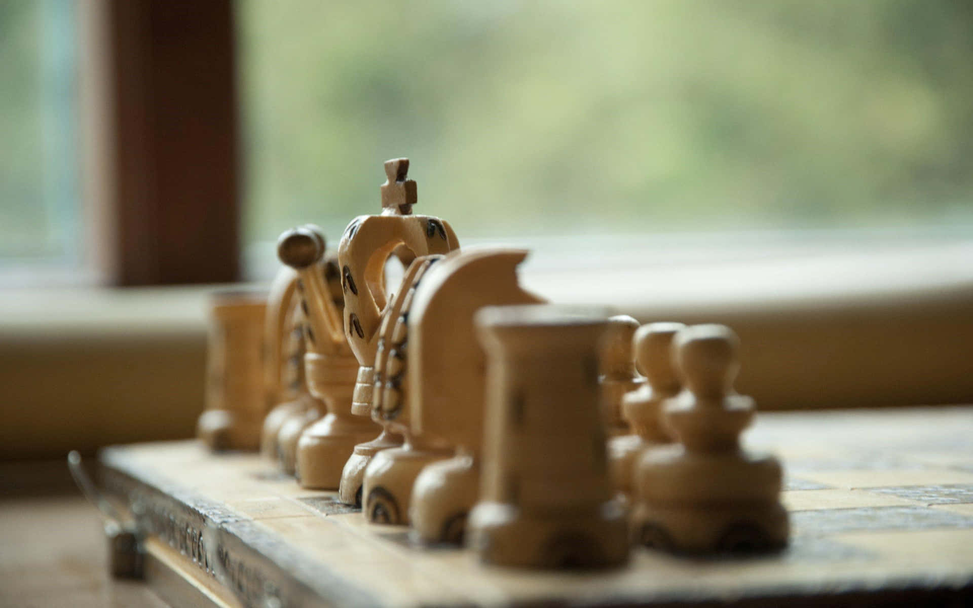 Schachfigurenauf Einem Holzbrett
