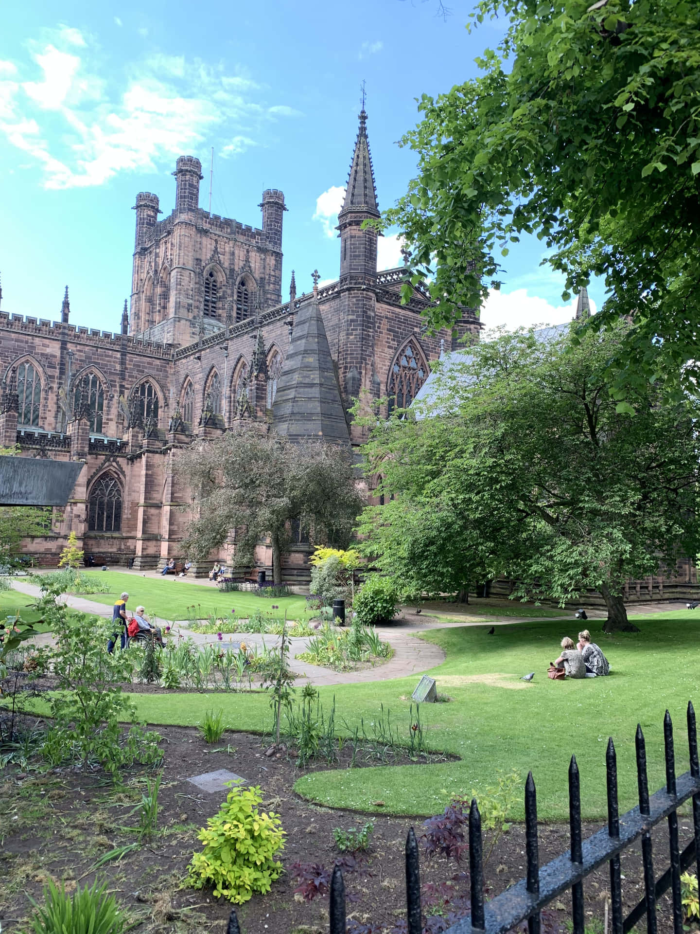 Jardimda Catedral De Chester Com Pessoas Papel de Parede