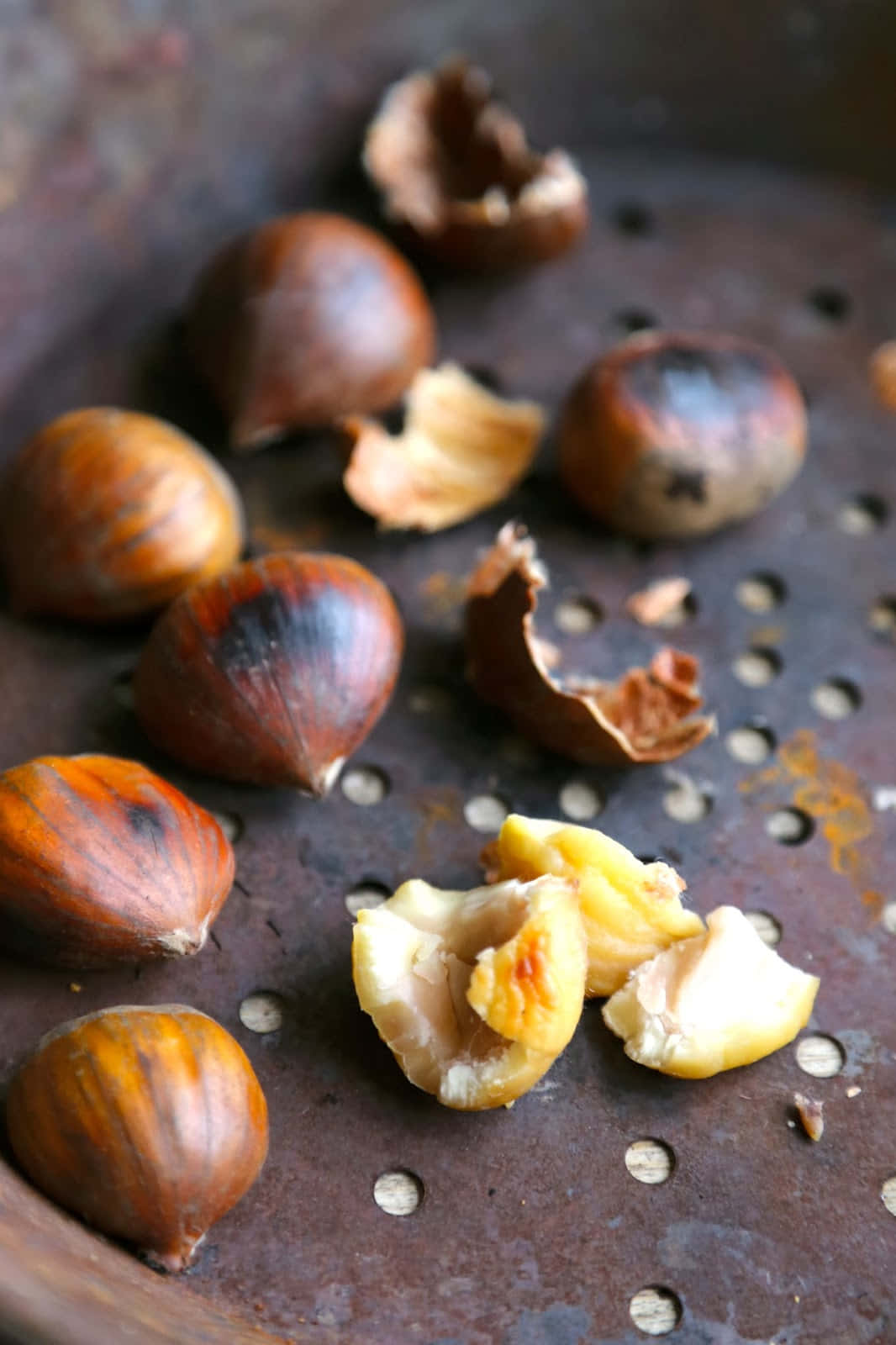 Gouden Kastanjes Op De Herfstgrond Achtergrond