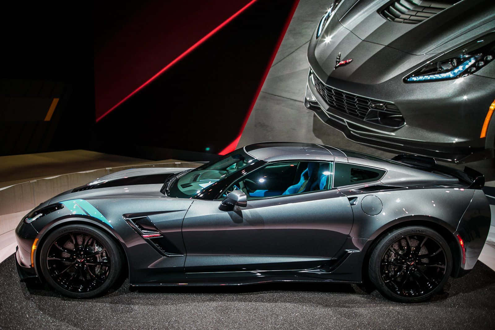 Impresionantechevrolet Corvette Grand Sport En Movimiento Fondo de pantalla