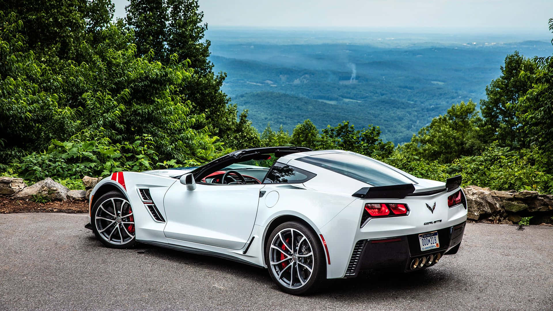 Impresionantechevrolet Corvette Grand Sport Recorriendo La Carretera. Fondo de pantalla