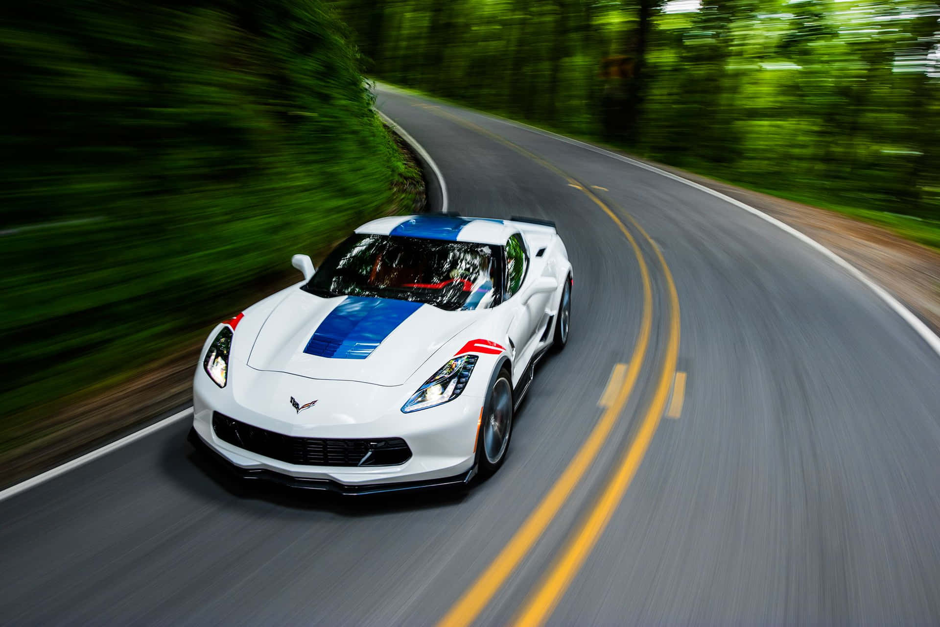 Impresionantechevrolet Corvette Grand Sport Blanco Surcando La Carretera. Fondo de pantalla