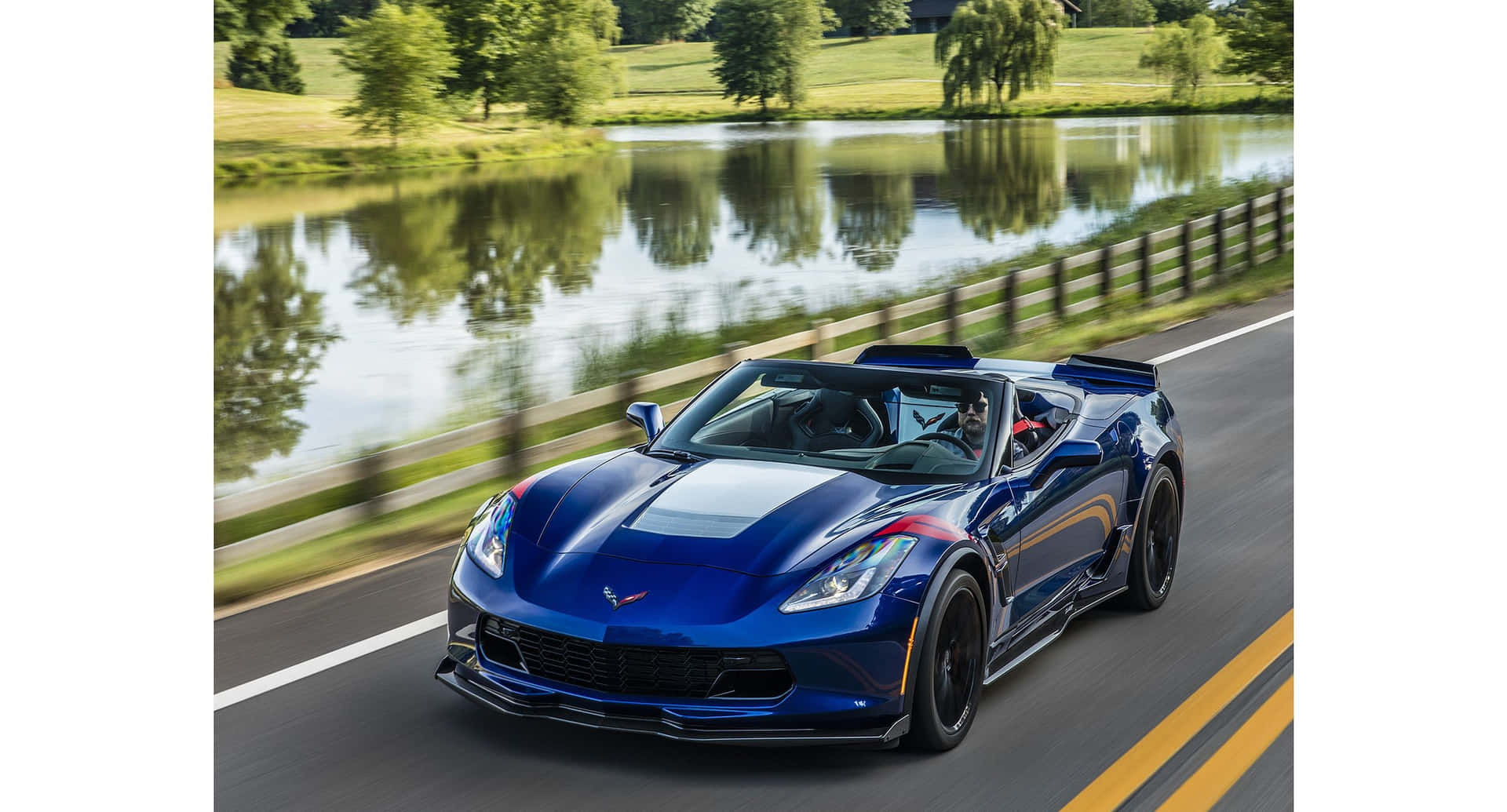 Impresionantechevrolet Corvette Grand Sport En Acción Fondo de pantalla