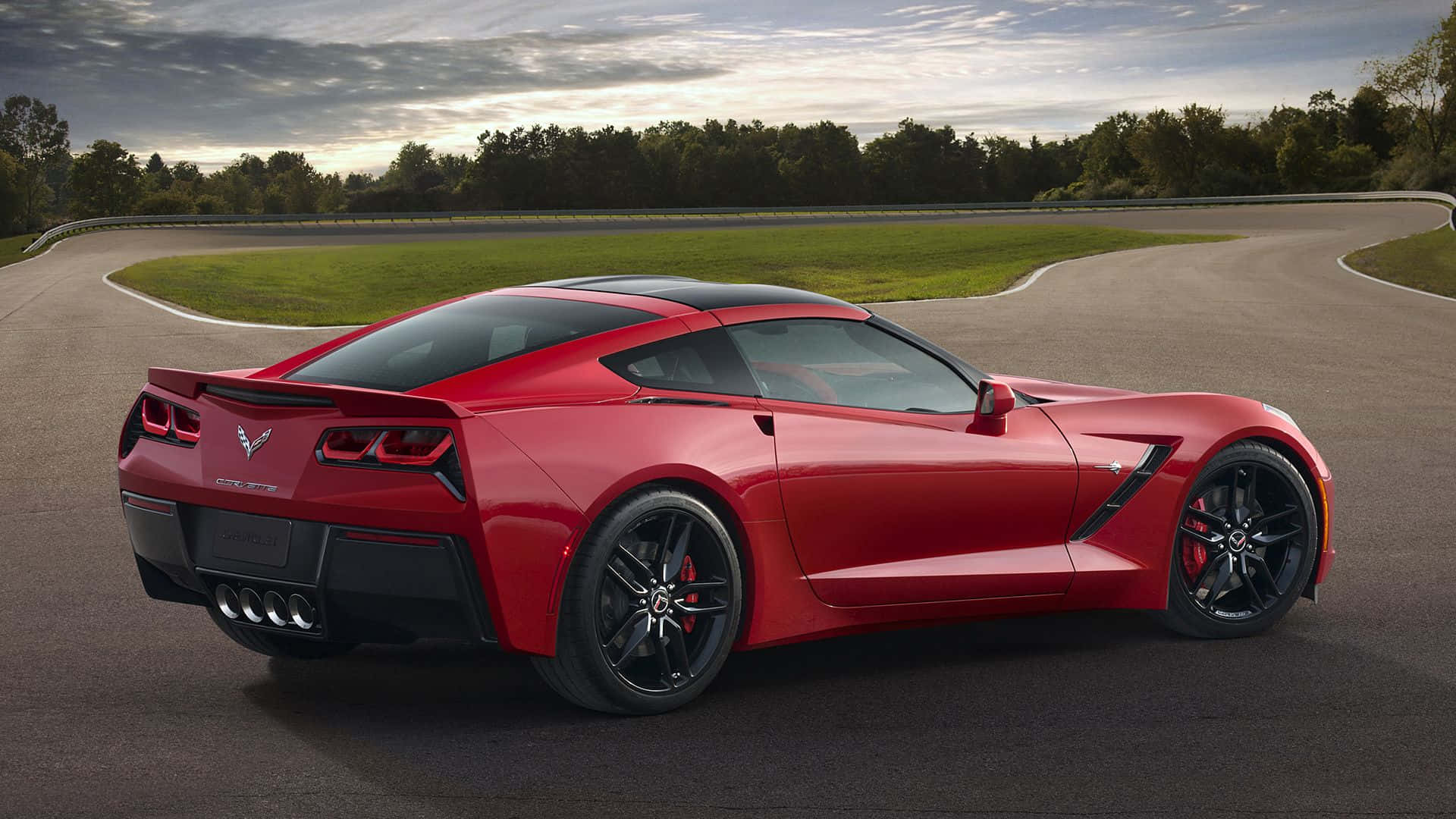 Elegantechevrolet Corvette Stingray Navegando Por La Carretera. Fondo de pantalla