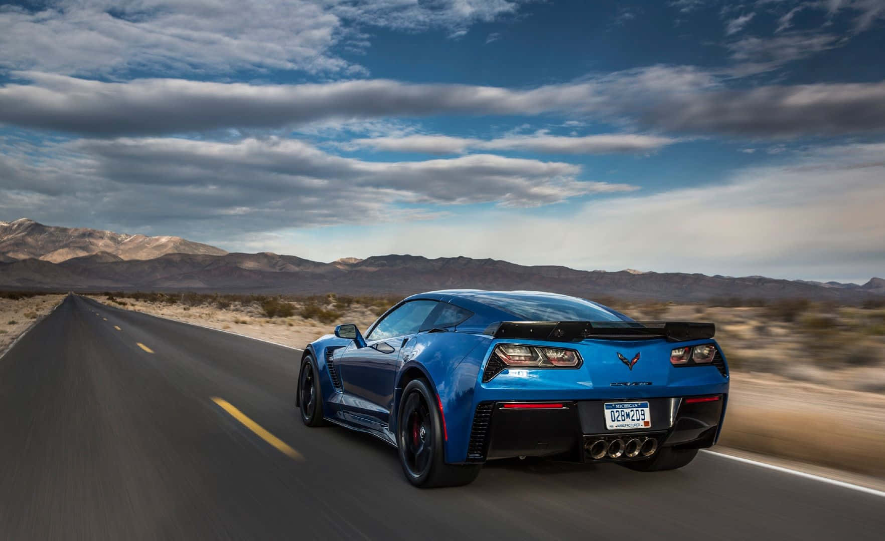 Impresionantechevrolet Corvette Z06 En La Carretera Fondo de pantalla