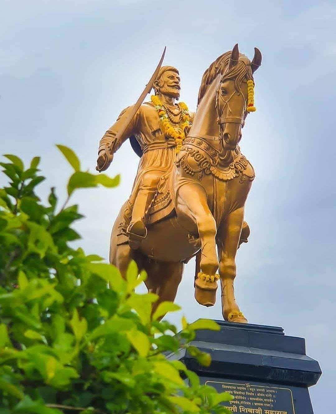 Chhatrapatishivaji Maharaj Goldene Statue. Wallpaper