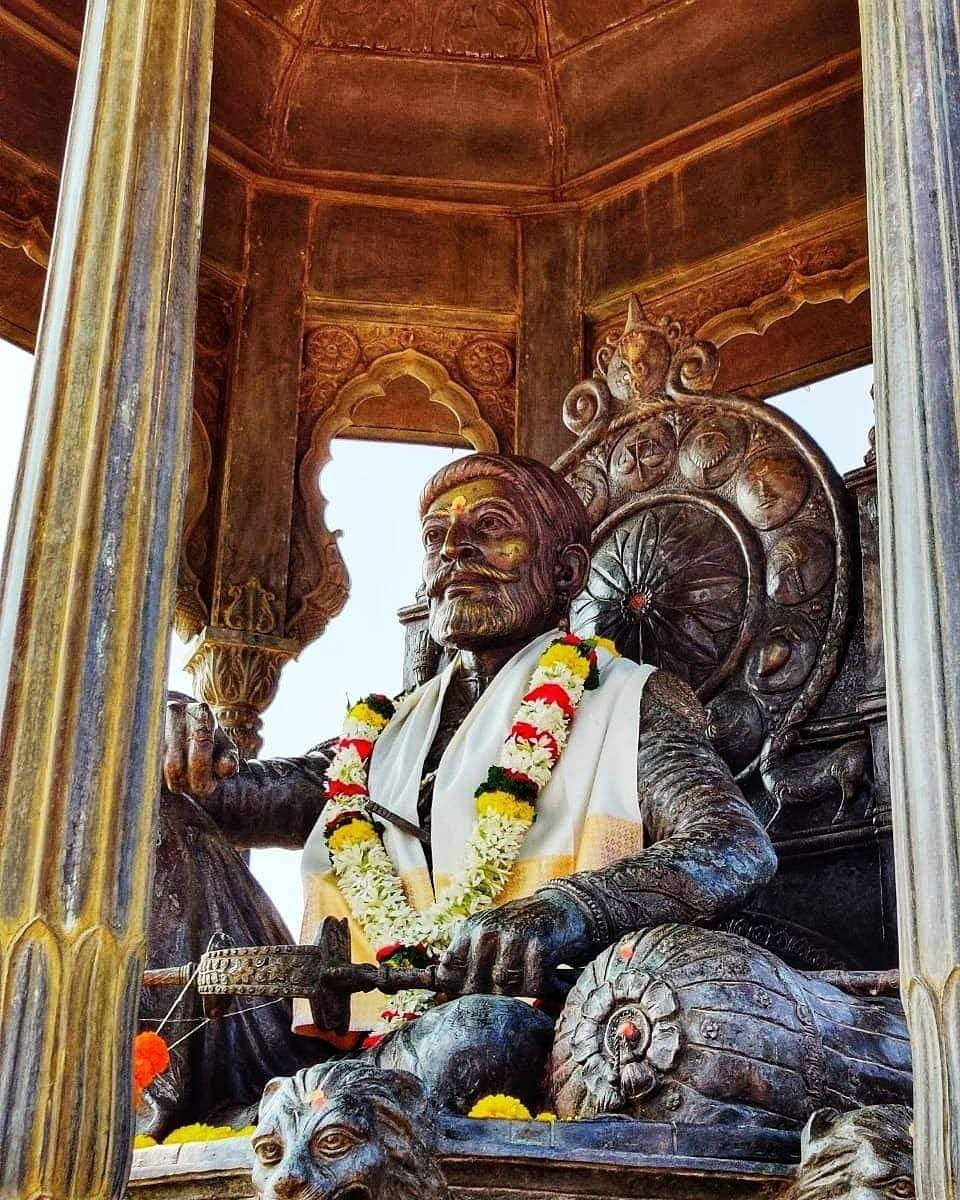 Chhatrapatishivaji Maharaj Com Guirlandas Coloridas. Papel de Parede