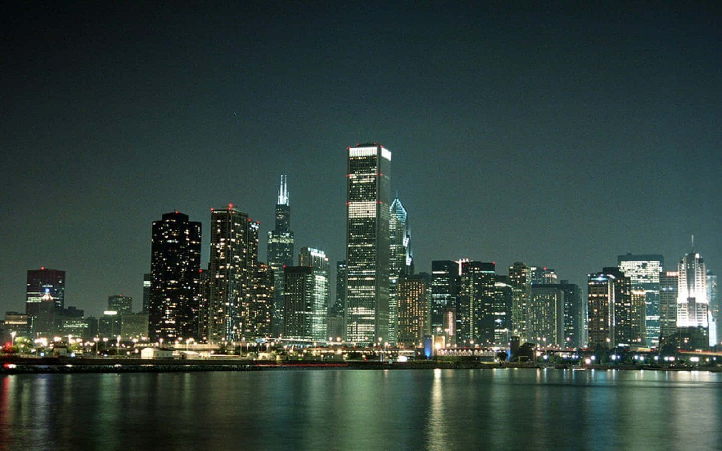 Luftfotoaf Chicagos Skyline Under En Surrealistisk Himmel.
