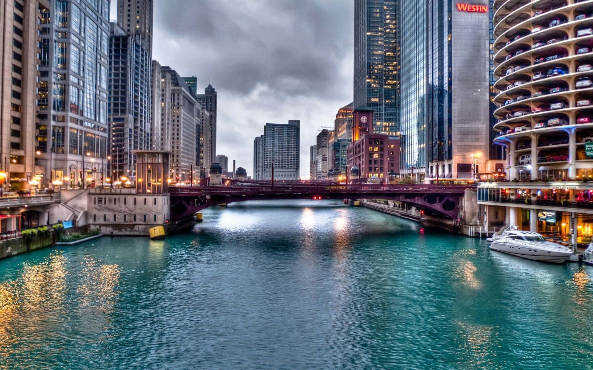 Chicagofloden På En Skyet Dag.