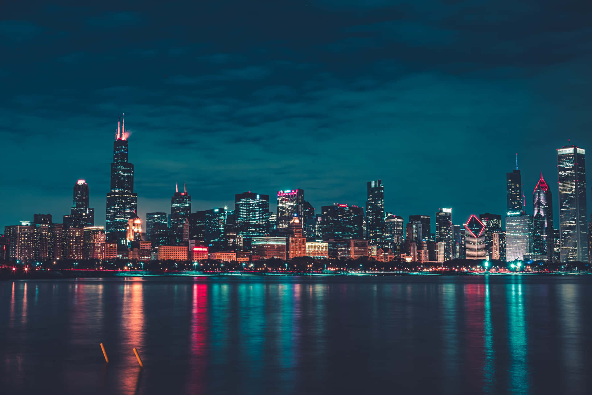 Chicago skyline om natten med en søudsigt Wallpaper
