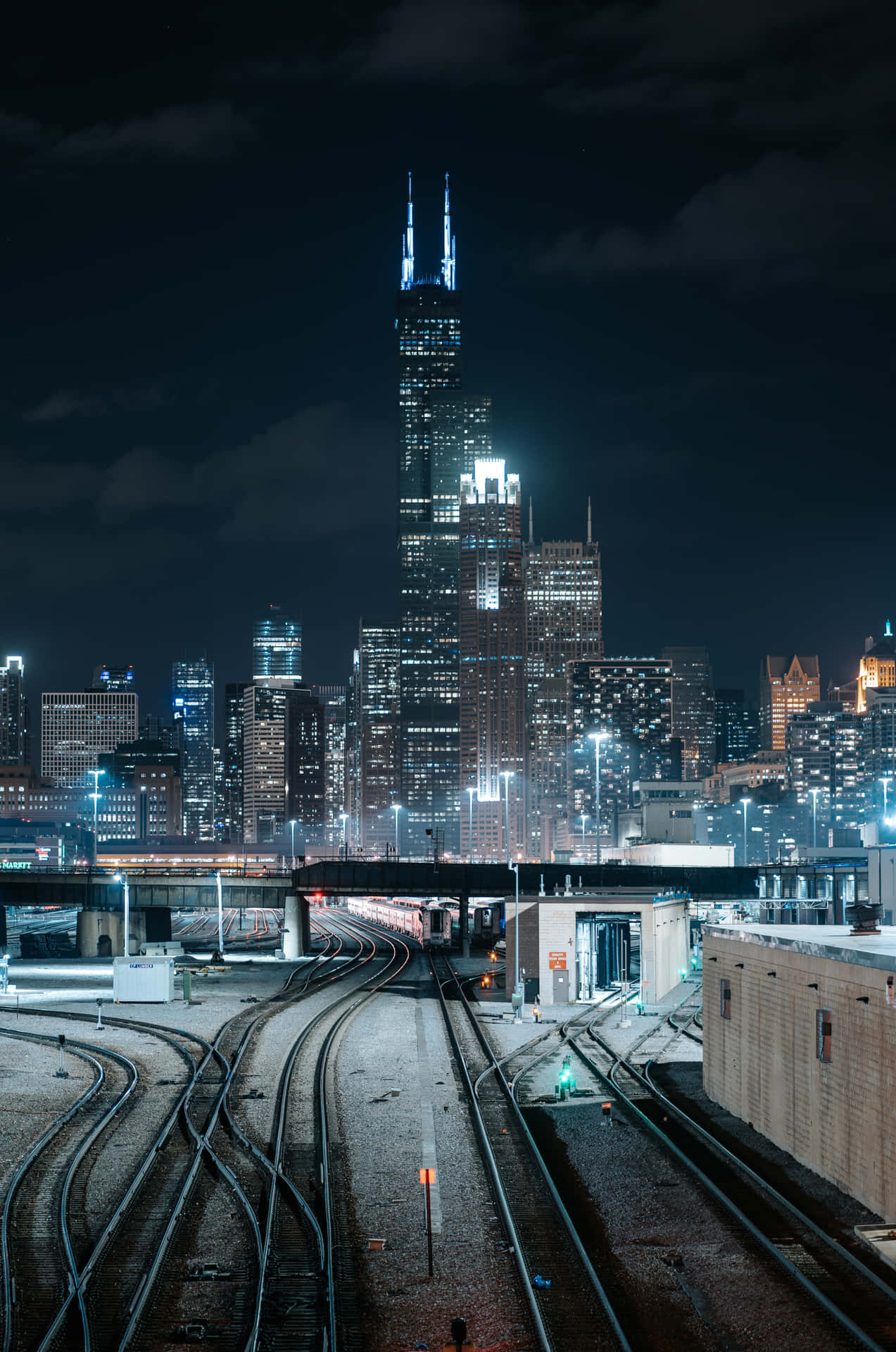 Denfantastiska Chicago Skyline På Natten. Wallpaper