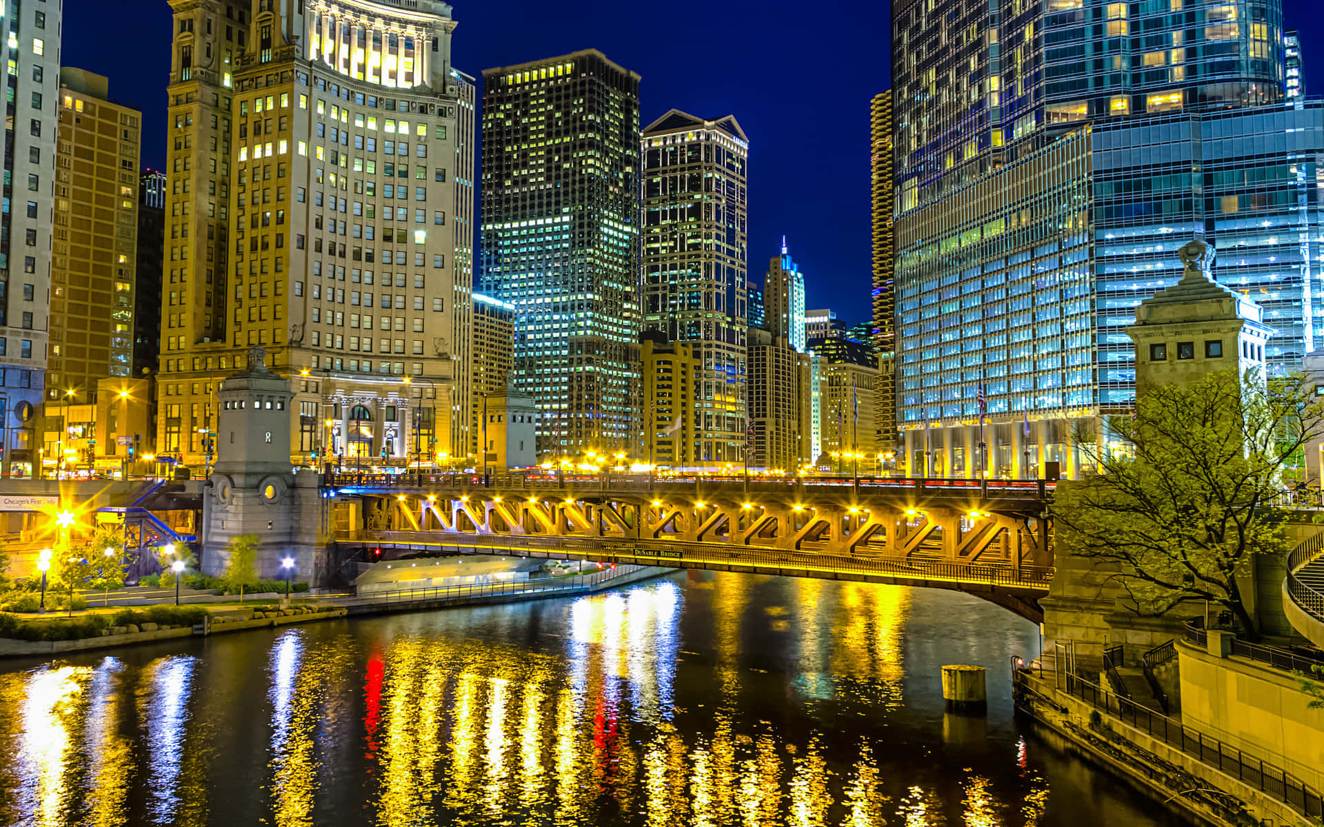 Upplyserden Blåsiga Staden: Njuter Av En Spektakulär Chicago City Natt På Dator- Eller Mobilbakgrund. Wallpaper