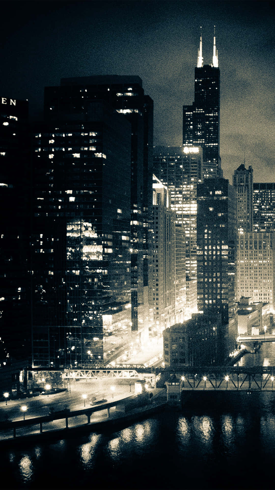 Den vindfulle by: En fantastisk skyline af Chicago, IL om natten Wallpaper