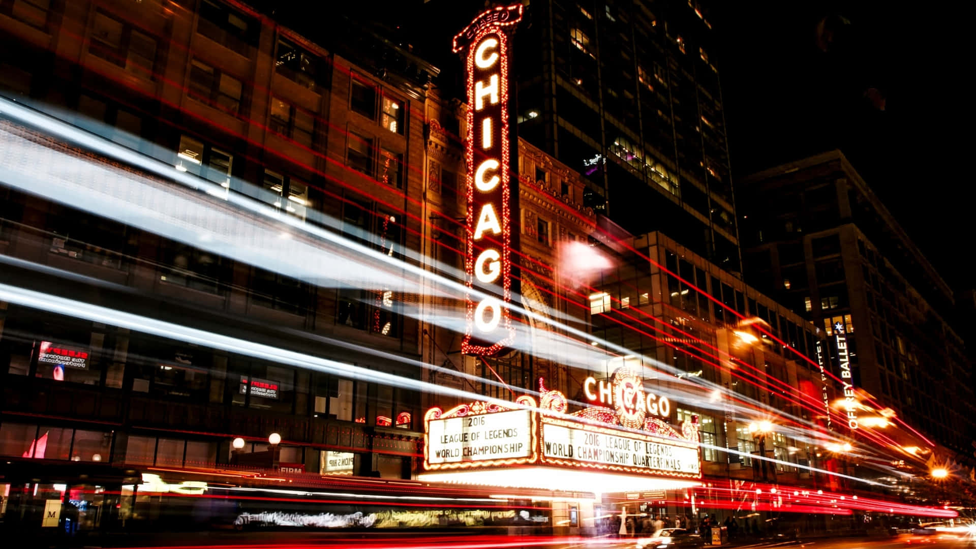 Det spektakulære skyline af Chicago om natten er funktion i dette tapet. Wallpaper