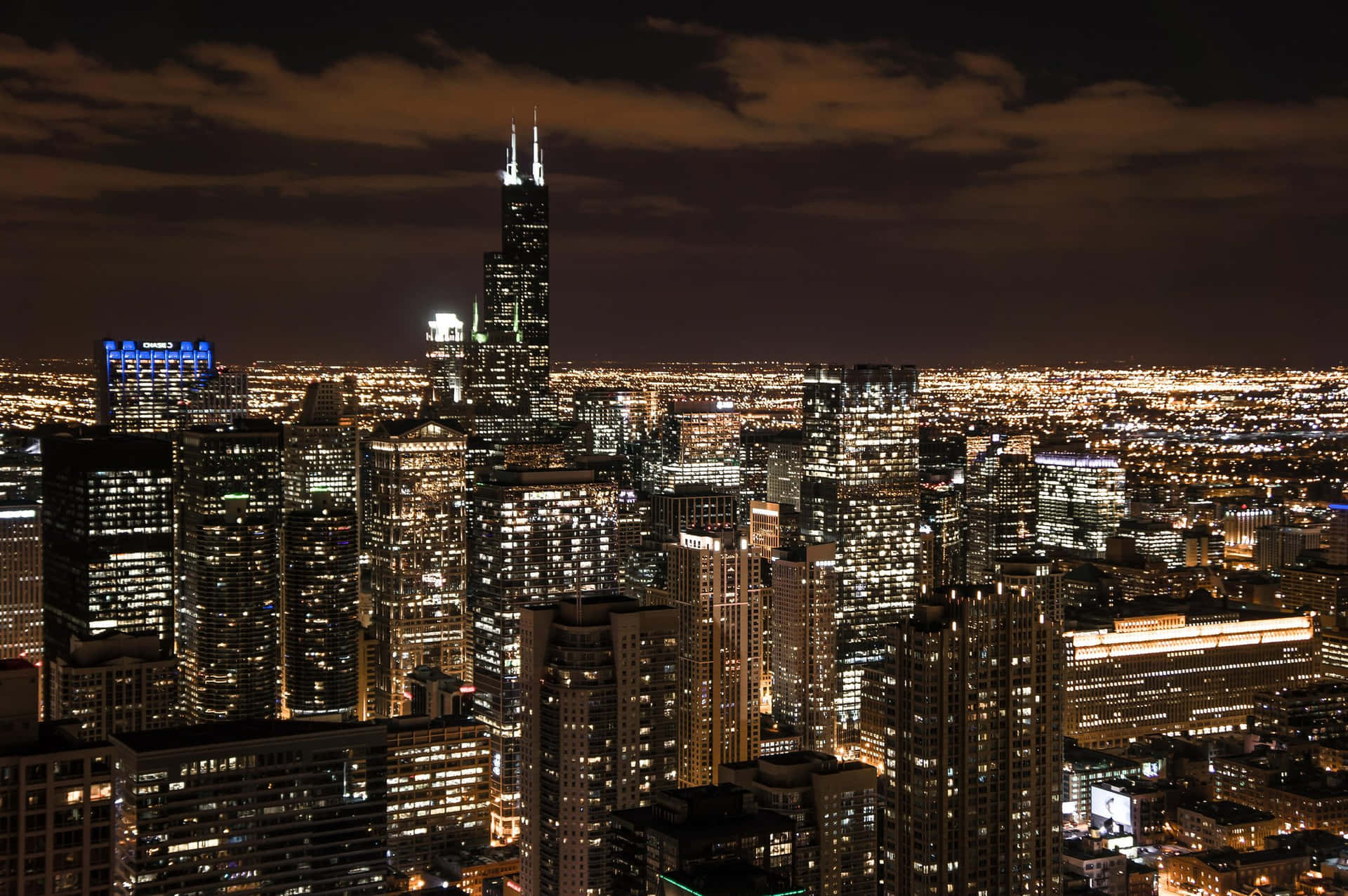 Nyd Skønheden i Downtown Chicago Om Natten med en Glitterende By Wallpaper