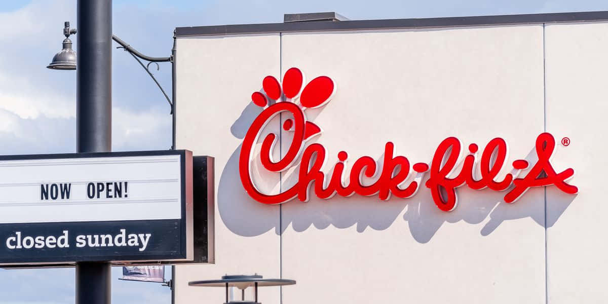 Letrerodel Restaurante Chick-fil-a Frente A Un Edificio