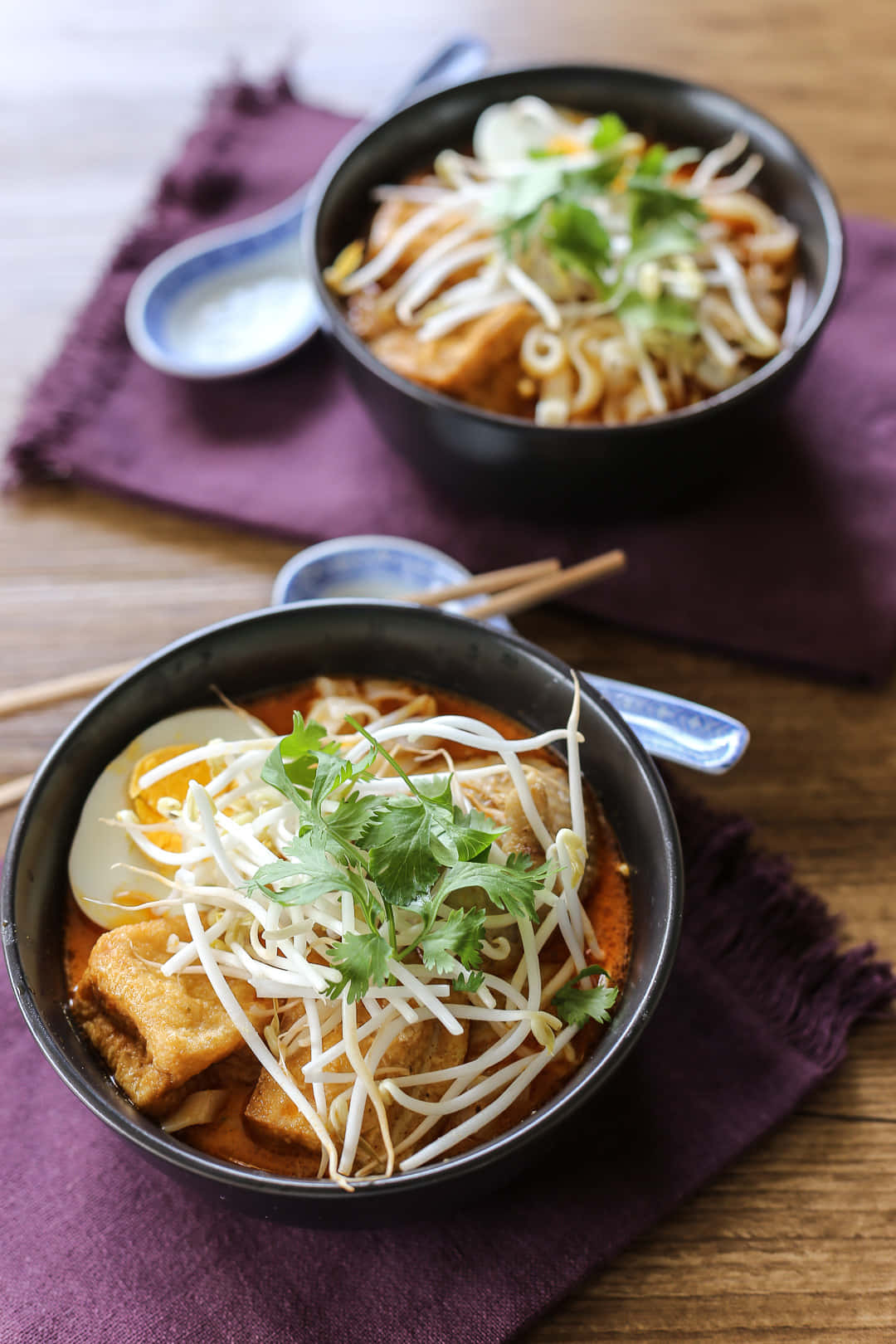Chicken Curry Laksa On Two Black Bowls Wallpaper