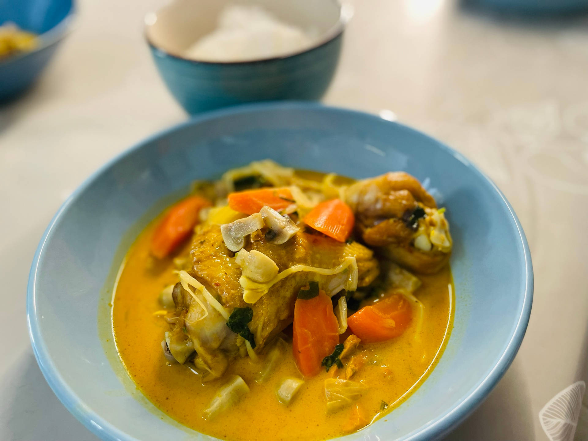 Cucinaal Curry Giallo Tailandese Di Pollo Sfondo