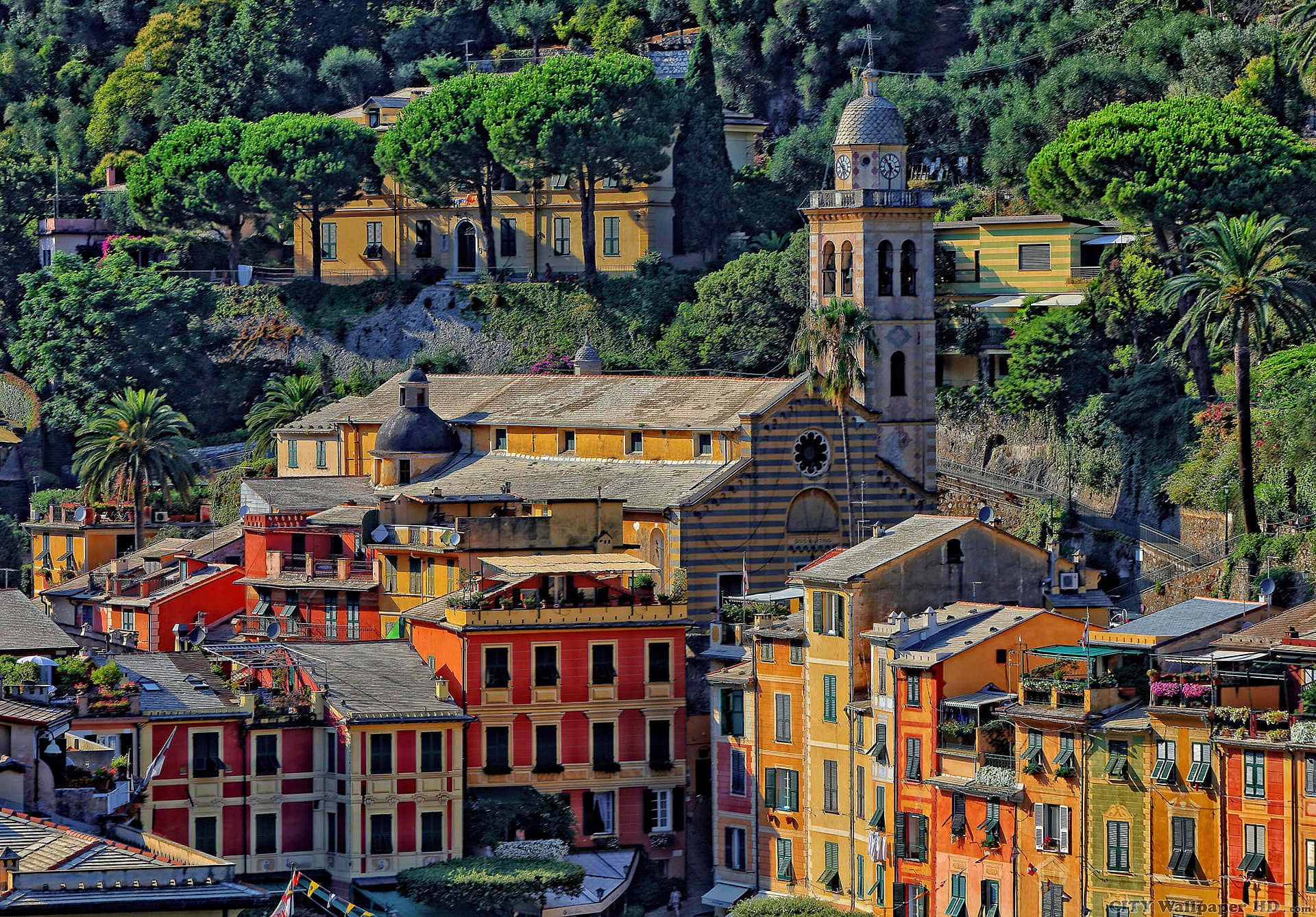 Kirken af Divo Martino og huse i Portofino Wallpaper
