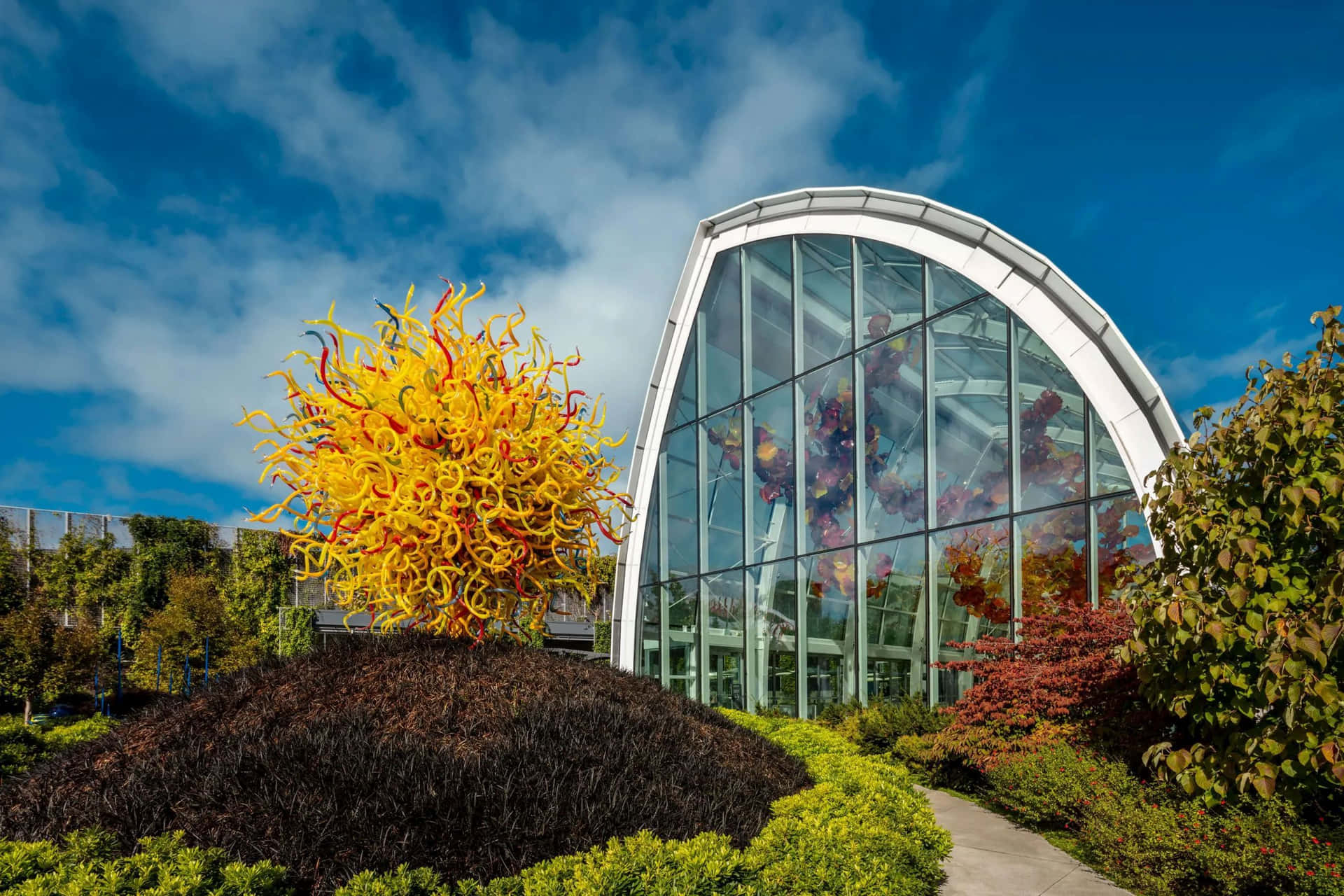 Chihuly Gardenand Glass Exteriorwith Sculpture Wallpaper