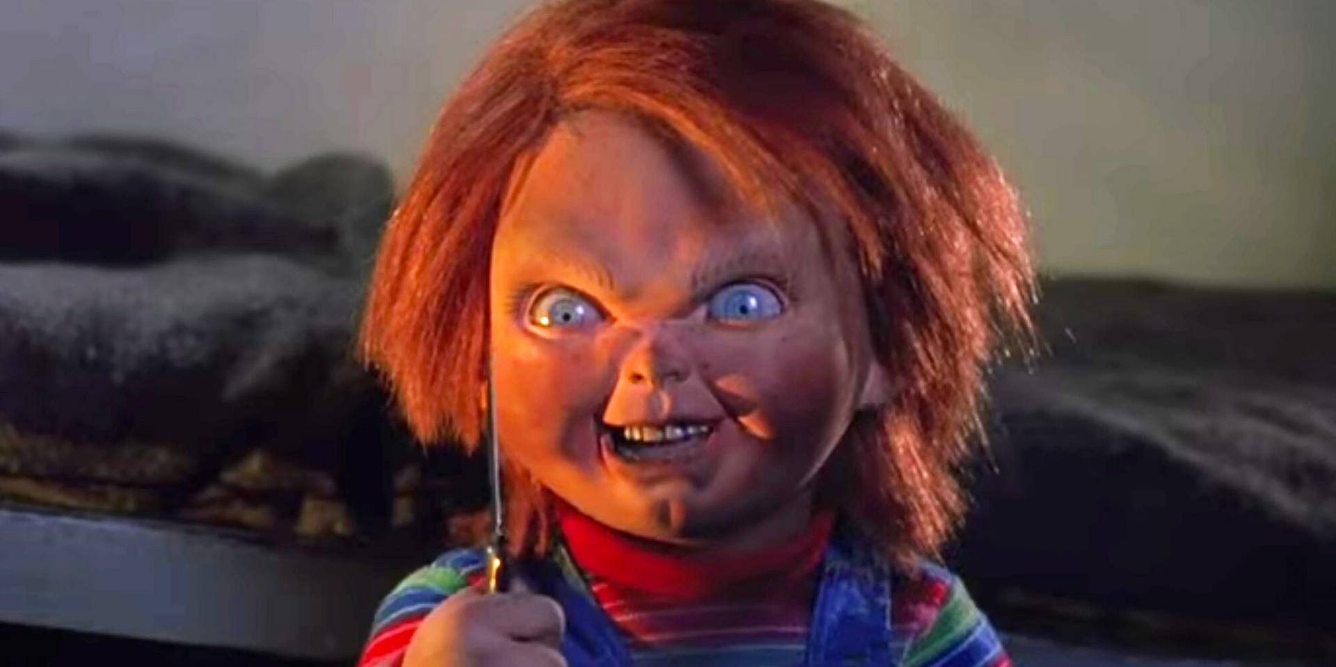 Child's Play Angry Chucky With Knife Wallpaper