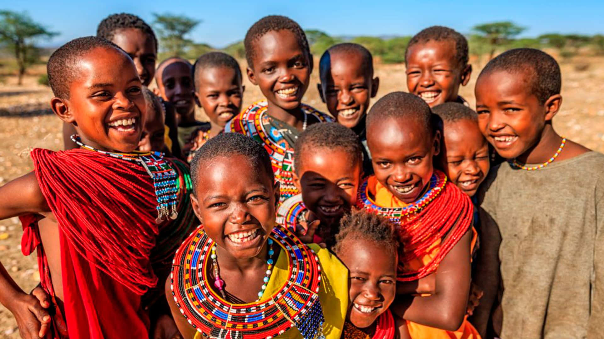 Einegruppe Von Kindern In Traditioneller Kleidung Lächelt.