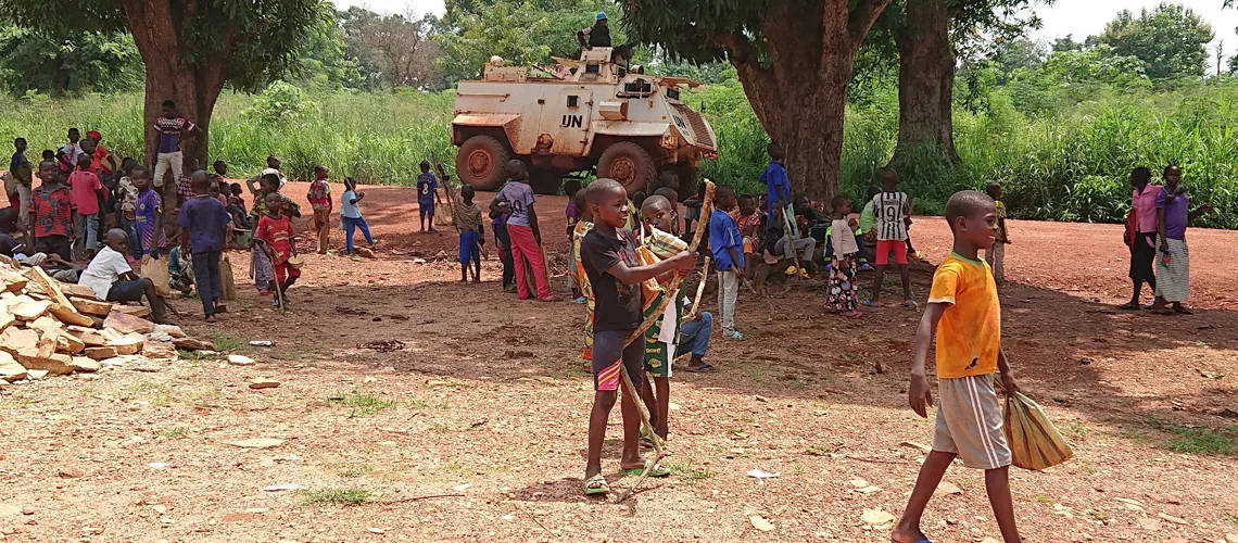 Barnsom Leker I Centralafrikanska Republiken Panoramabild. Wallpaper
