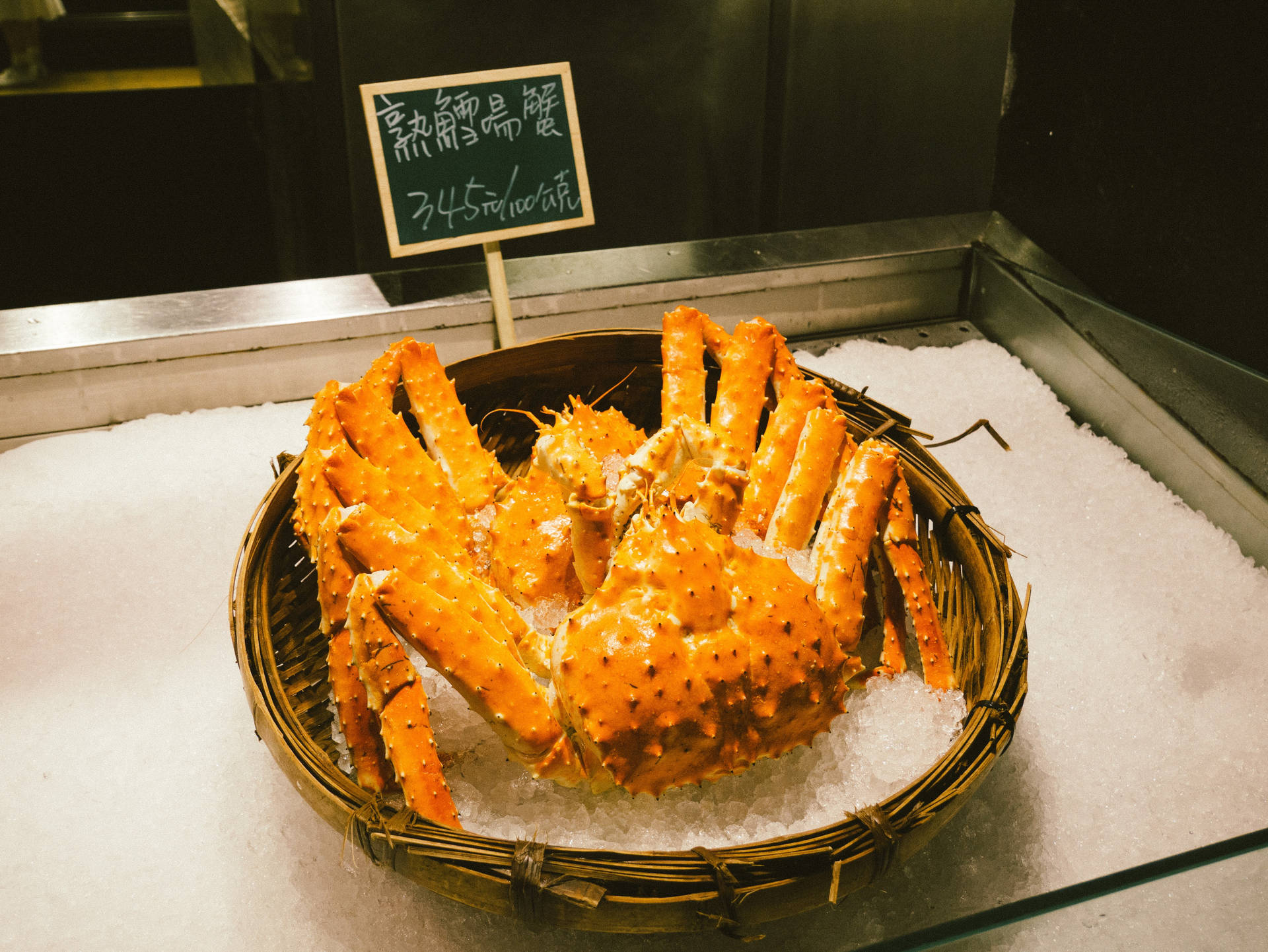 Chilled King Crab On A Wooden Basket Wallpaper