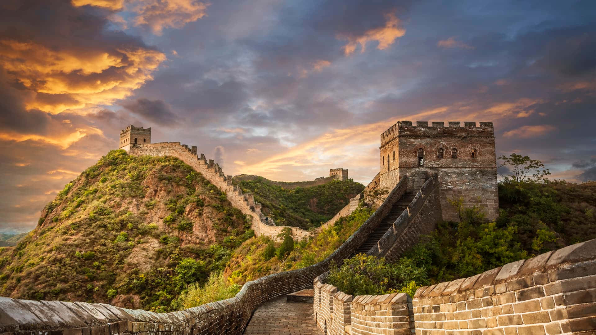 Diegroße Mauer In China Bei Sonnenuntergang.