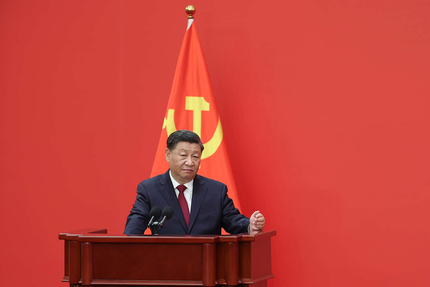 Kinesiskepræsident Xi Jinping Taler Ved En Talerstol
