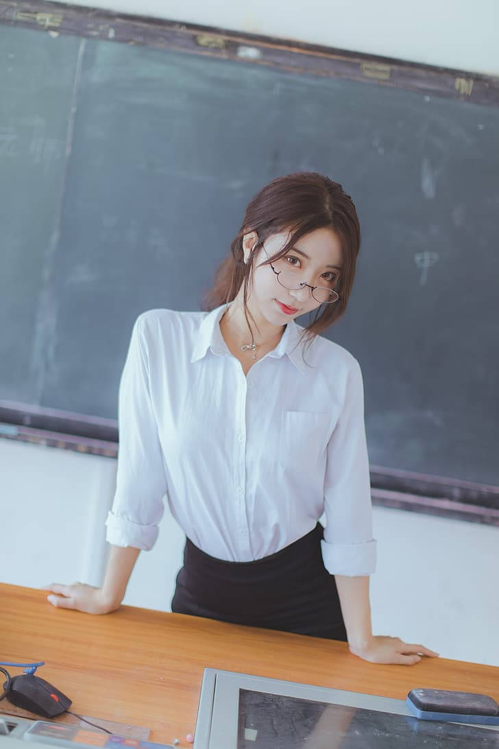 Chinesischeweibliche Lehrerin In Schöner Pose Wallpaper