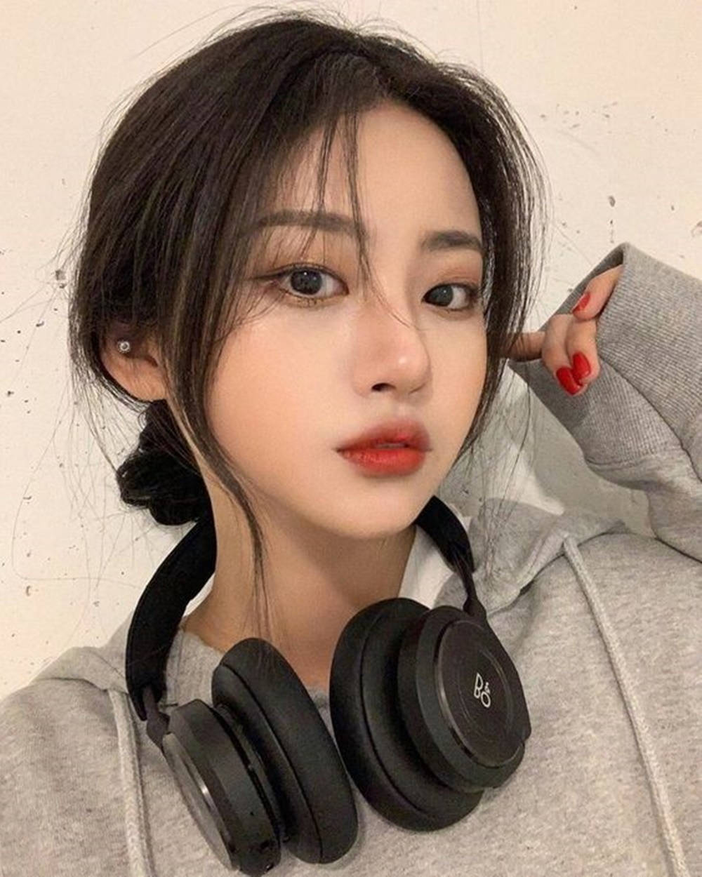 Chinese Girl Black Headphones Wallpaper